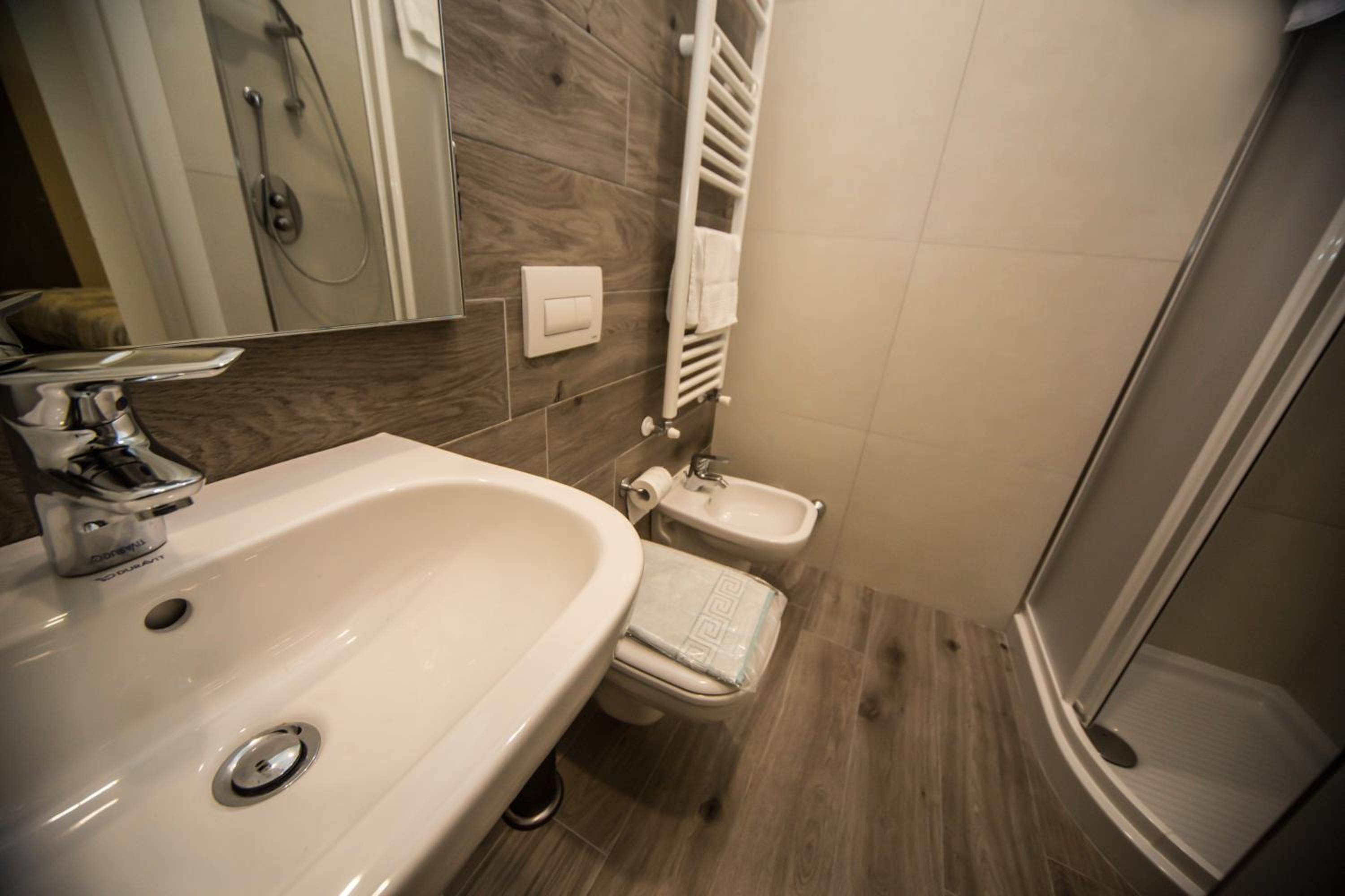 Double or Twin Room with Bathroom - Photo 10