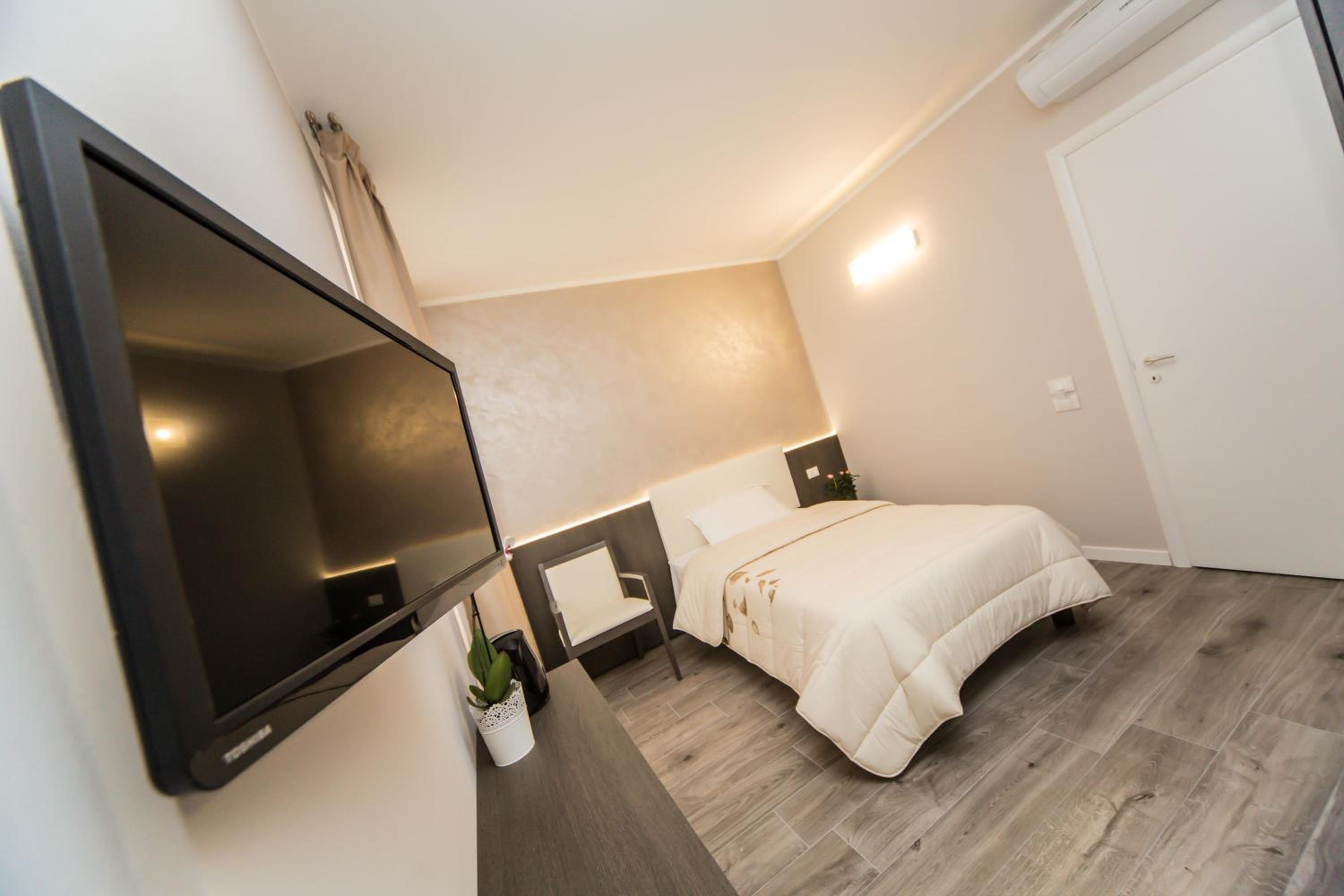 Single Room with Private Bathroom photo 3