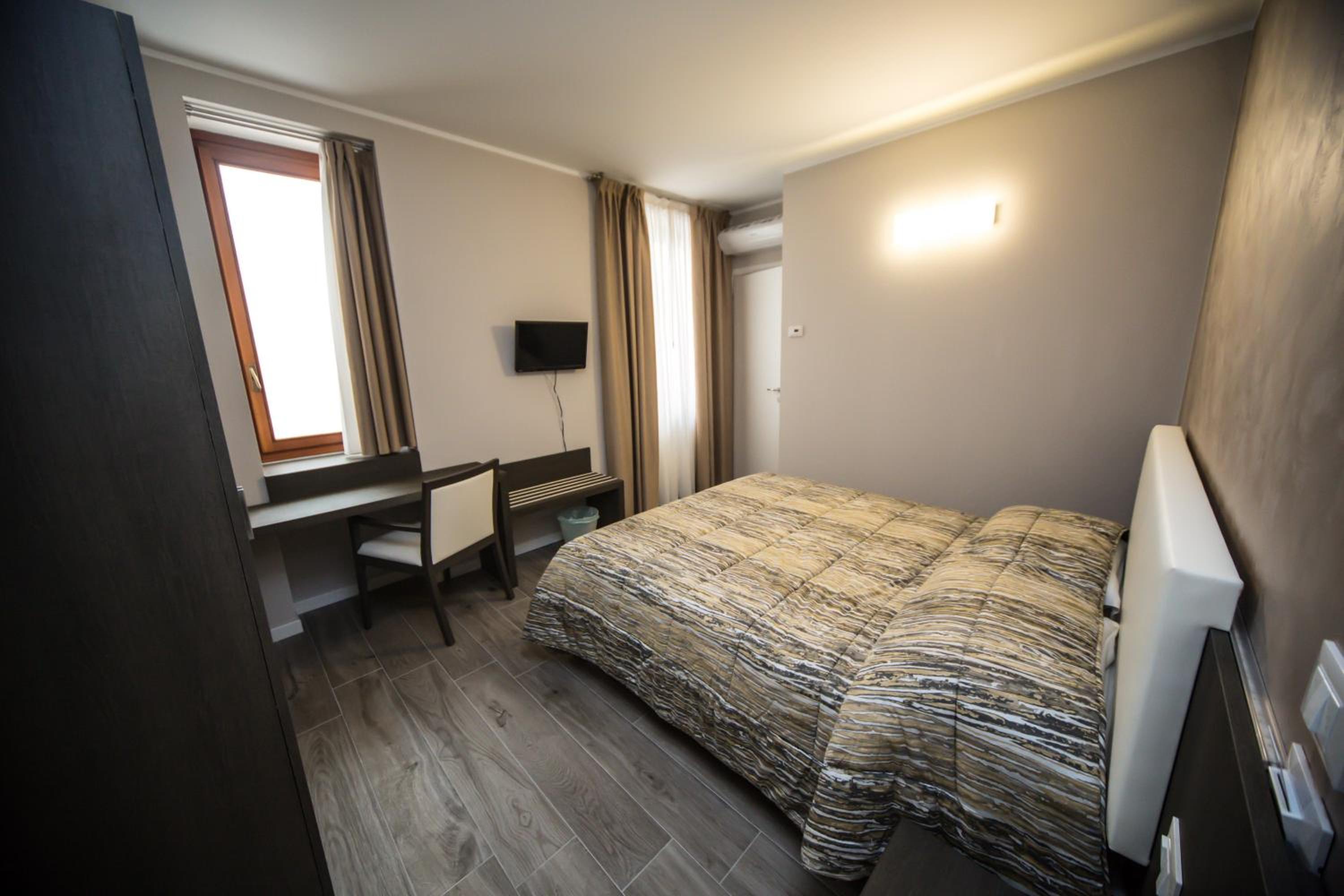 Double or Twin Room with Bathroom - Photo 2