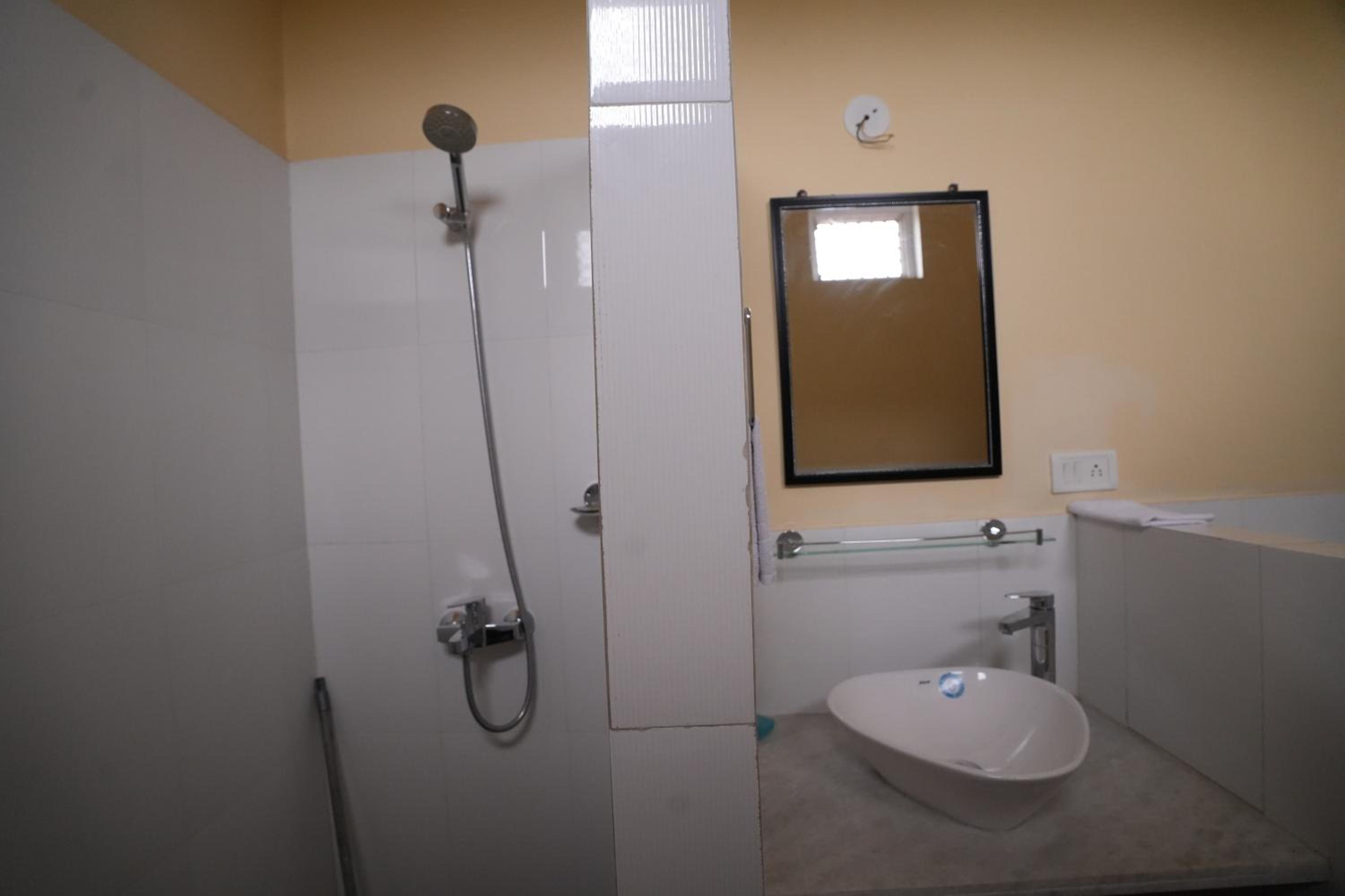 Twin Room with Balcony - Photo 4