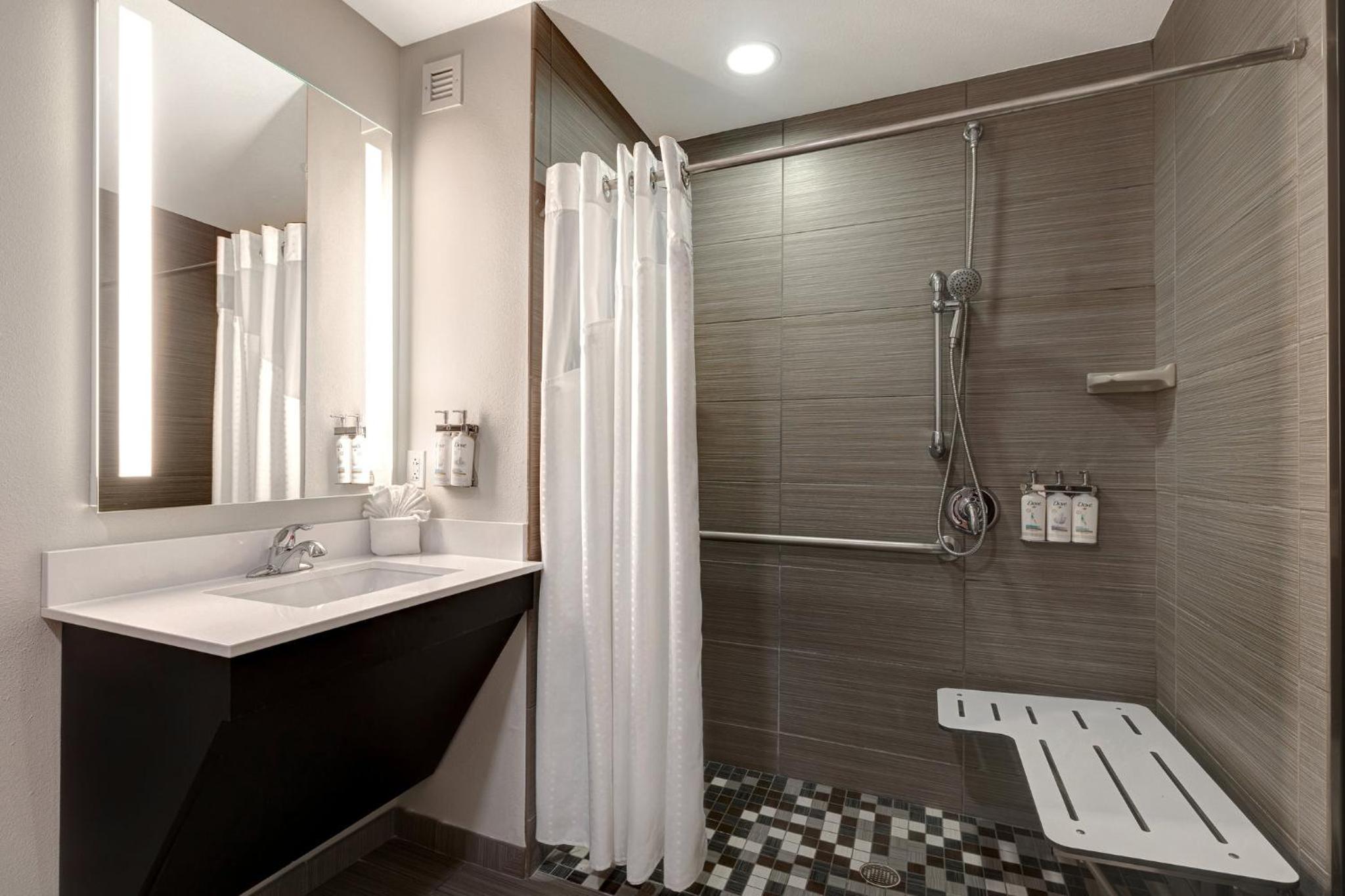 Quadruple Room - Disability Access - Photo 4