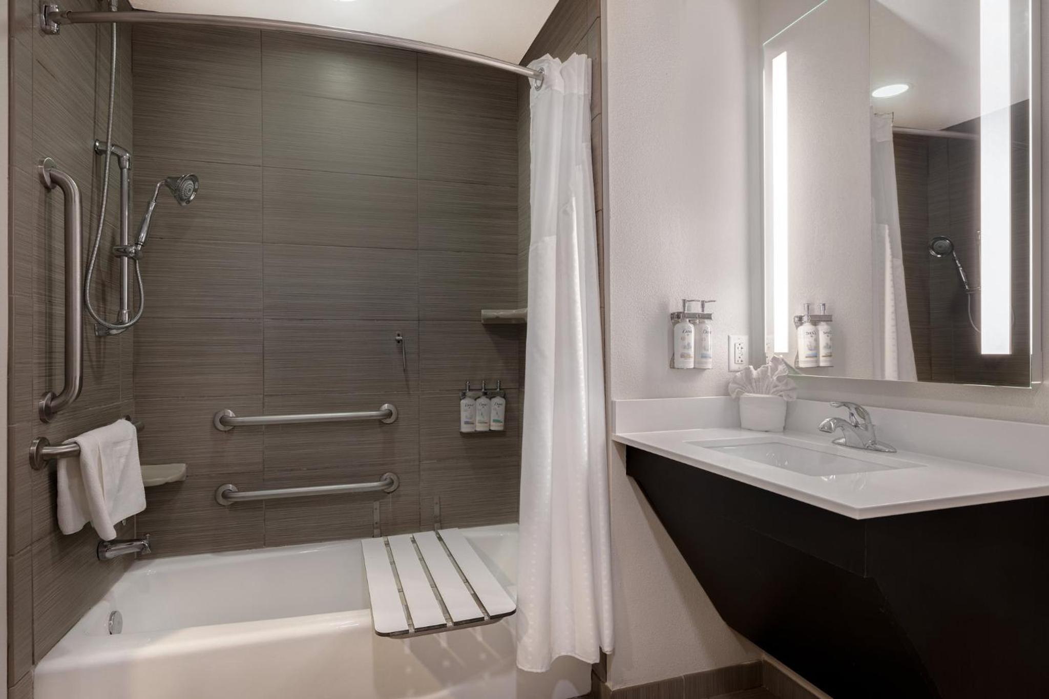 One-Bedroom Suite with King Bed Mobility Access Tub - Non-Smoking - Photo 2