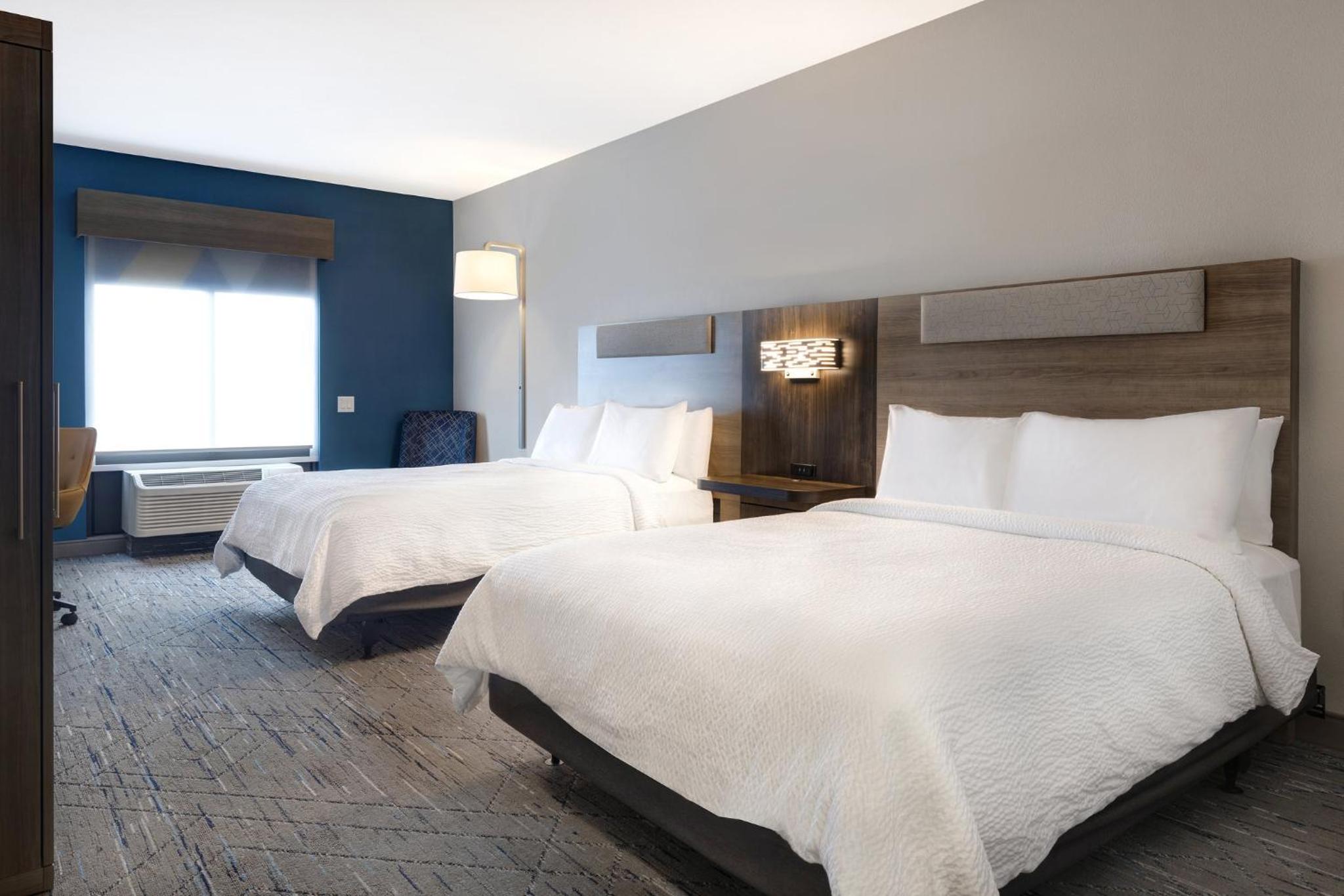 Standard Room with Two Queen Beds - Photo 2