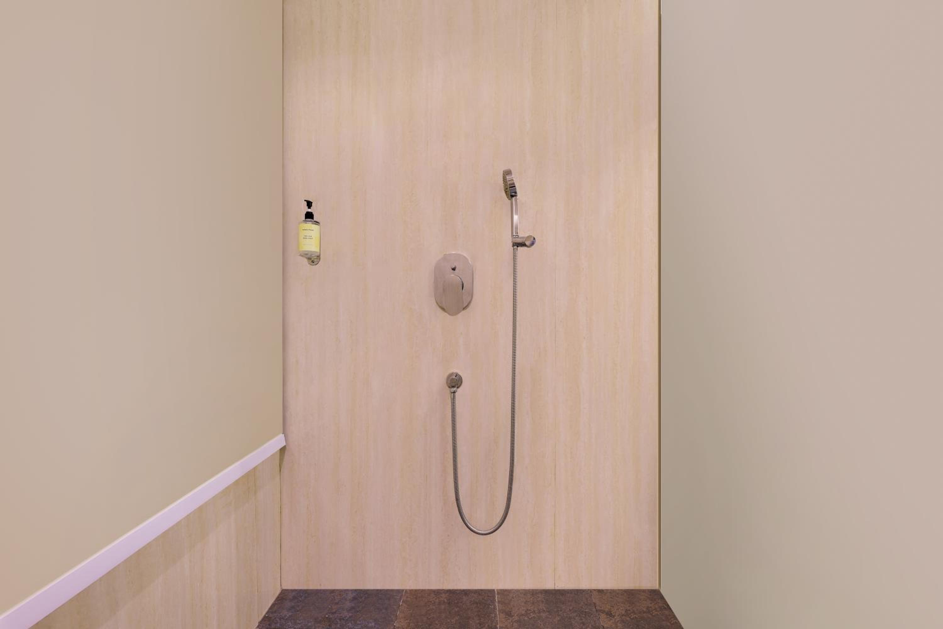 Executive Suite - Photo 6