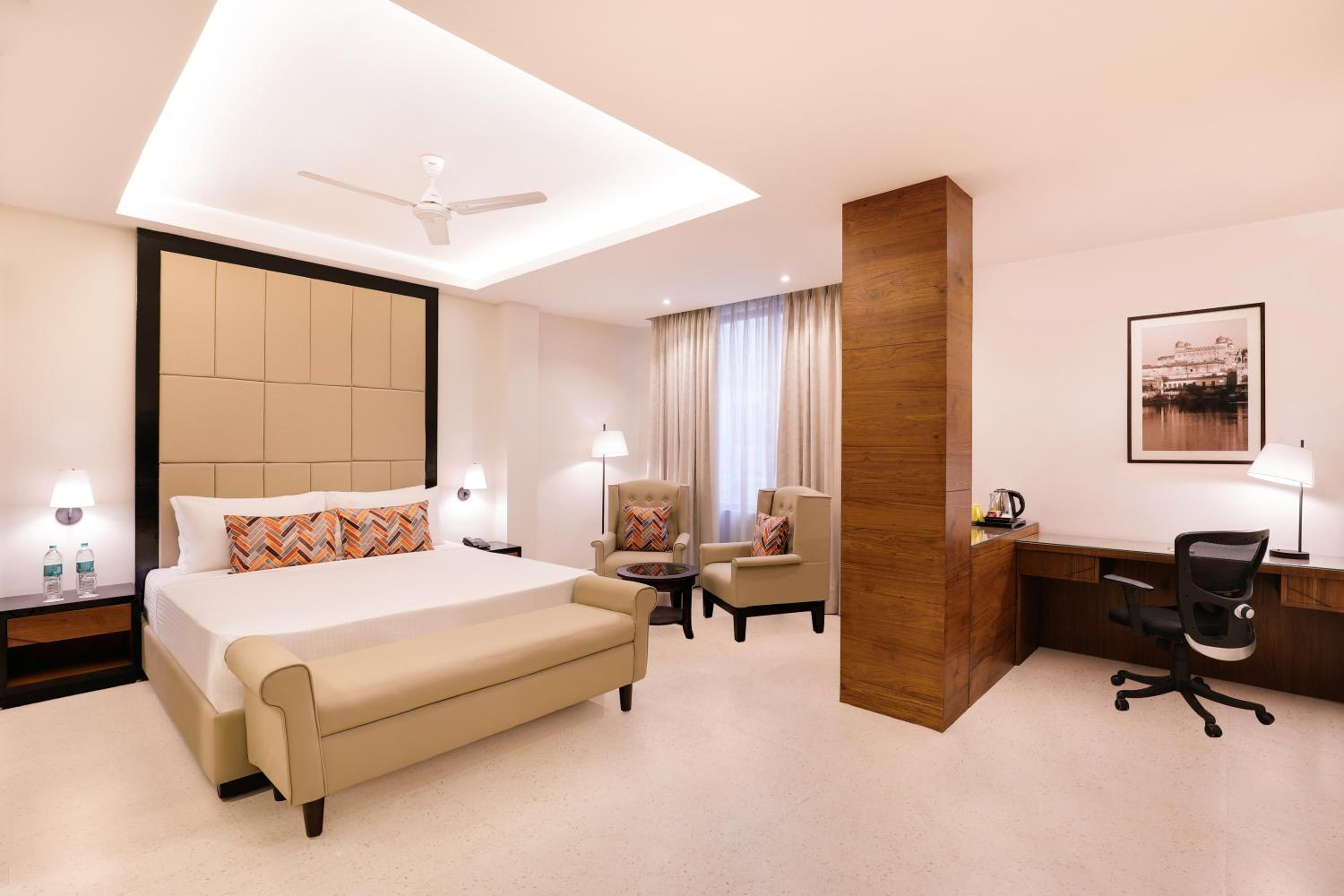 Executive Suite - Photo 2