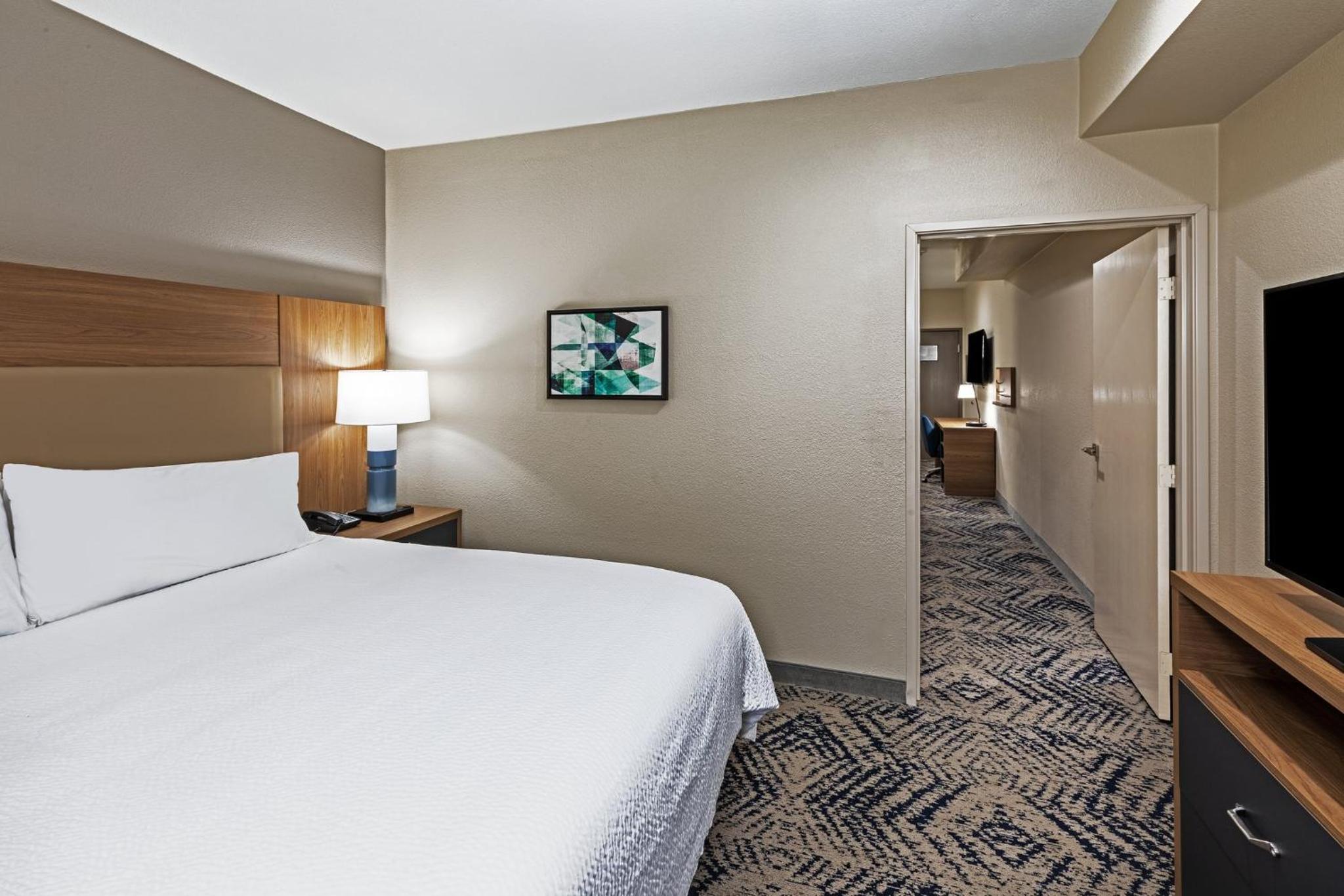 One Bedroom Suite with Walk In Shower - Photo 6
