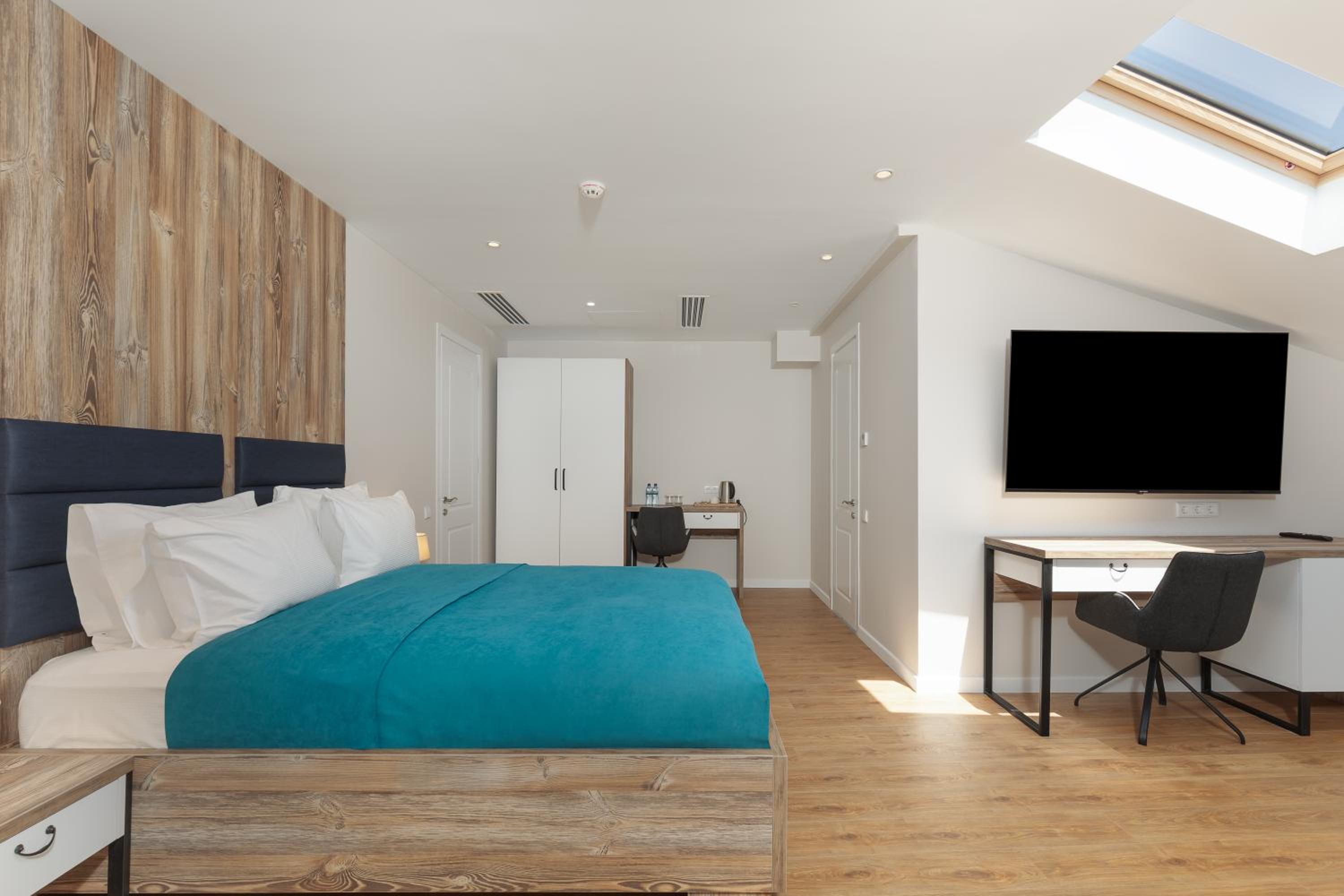 Large Double Room - Photo 12