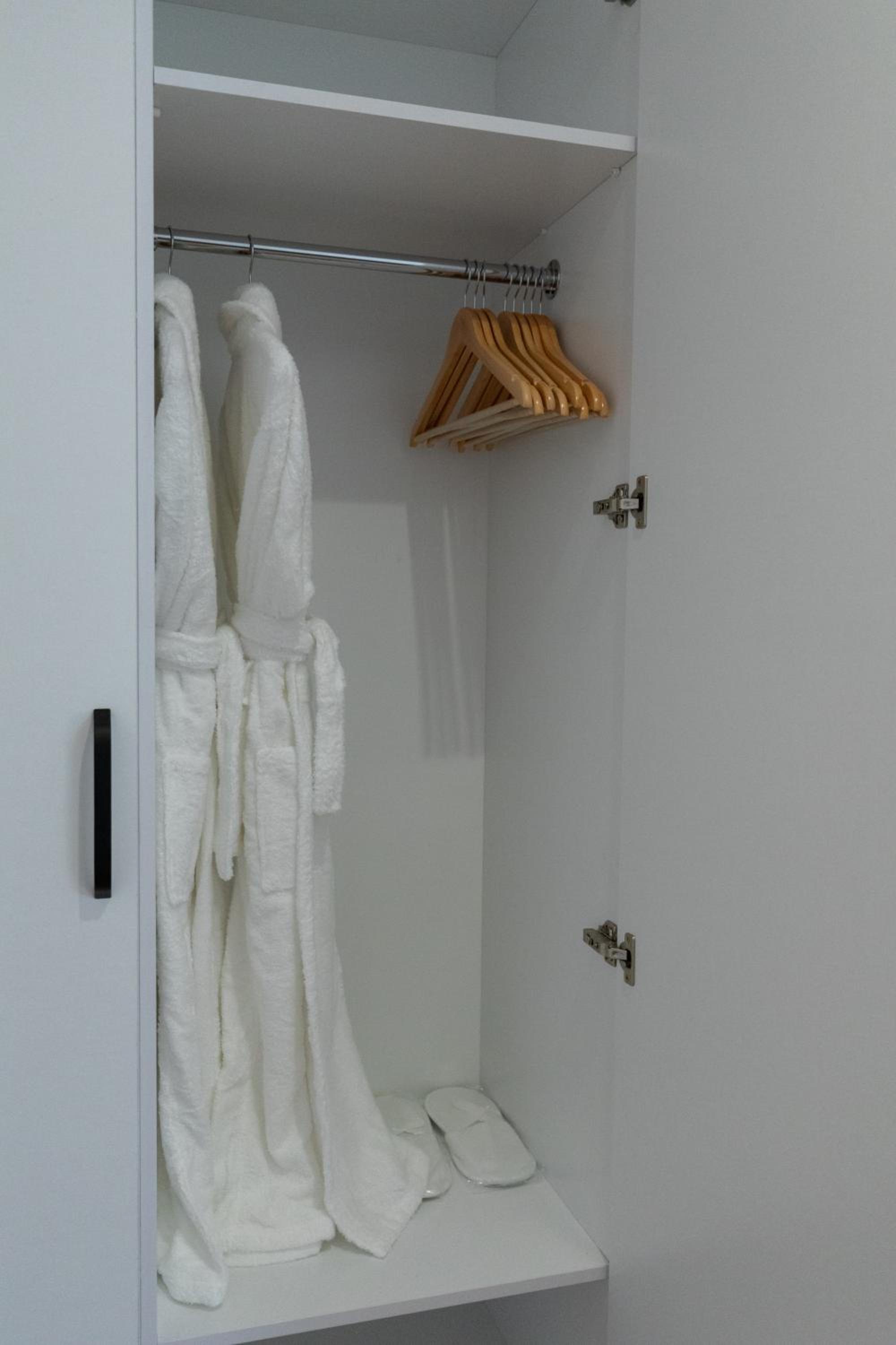 Large Double Room - Photo 8