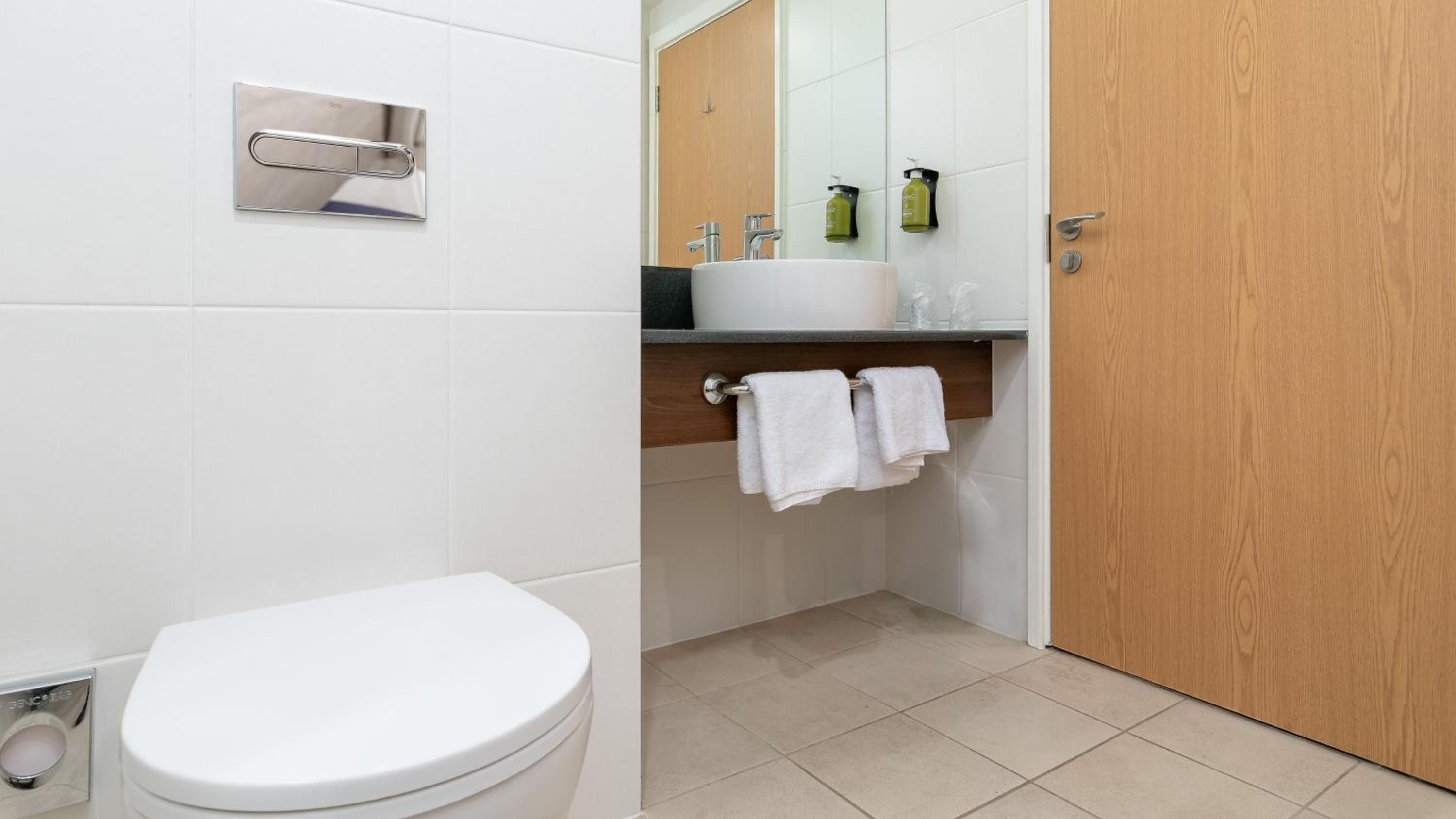 Standard Room with Free Hot Breakfast - Photo 3