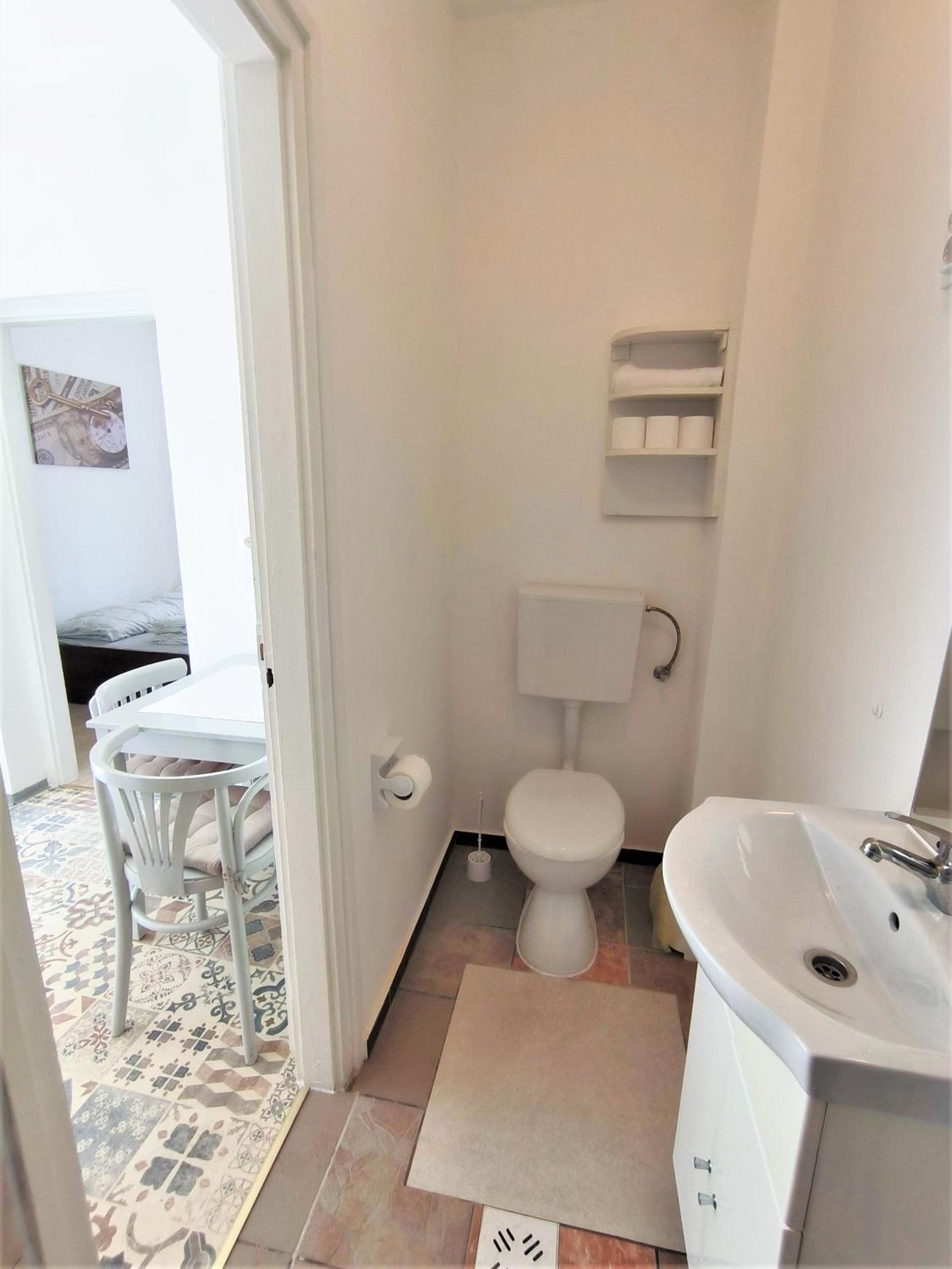 Studio Apartment - Photo 13