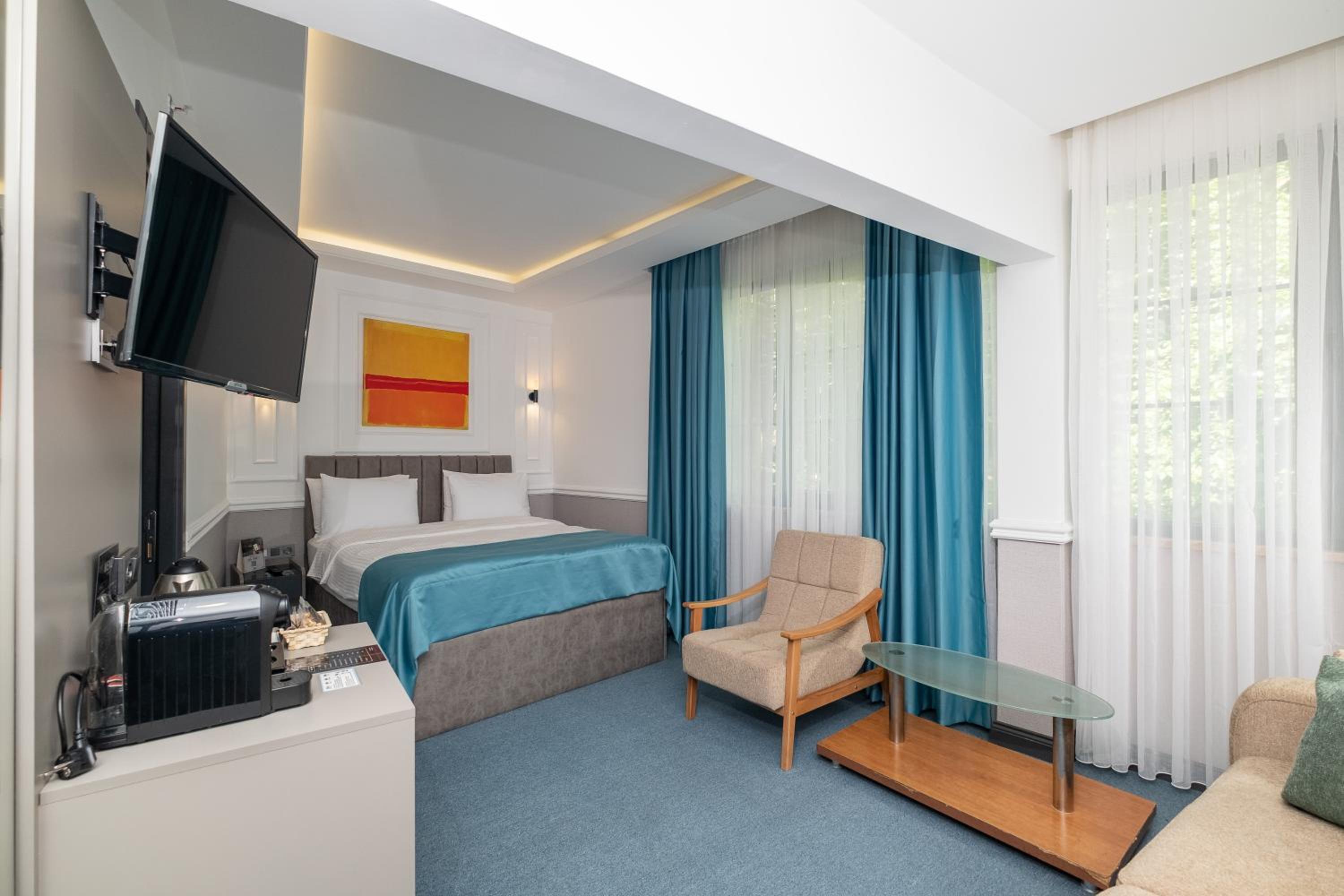 Deluxe Double Room (2 Adults + 1 Child) photo 2