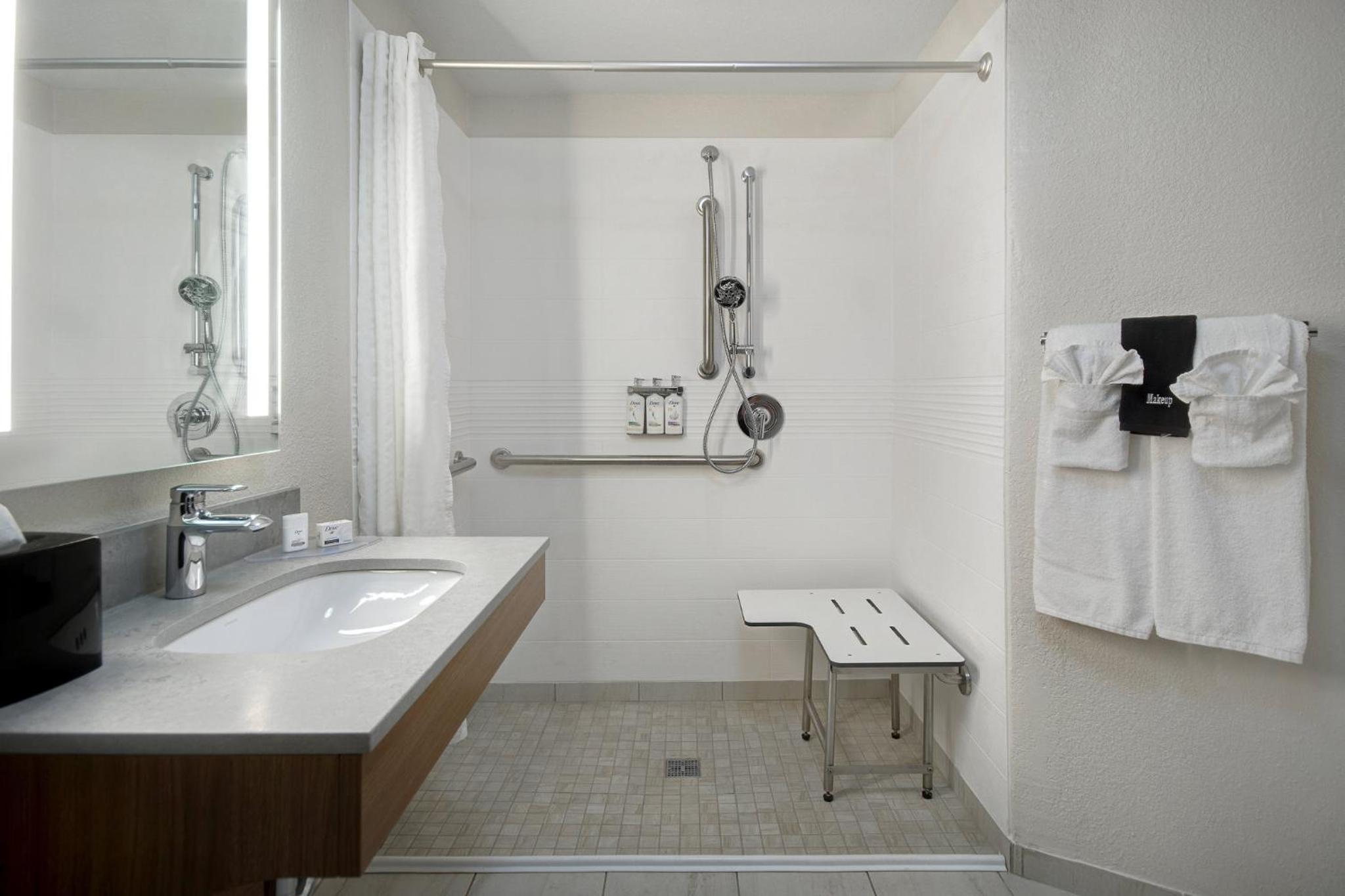 Queen Studio - Disability Access/Roll-in Shower/Non-Smoking - Photo 6