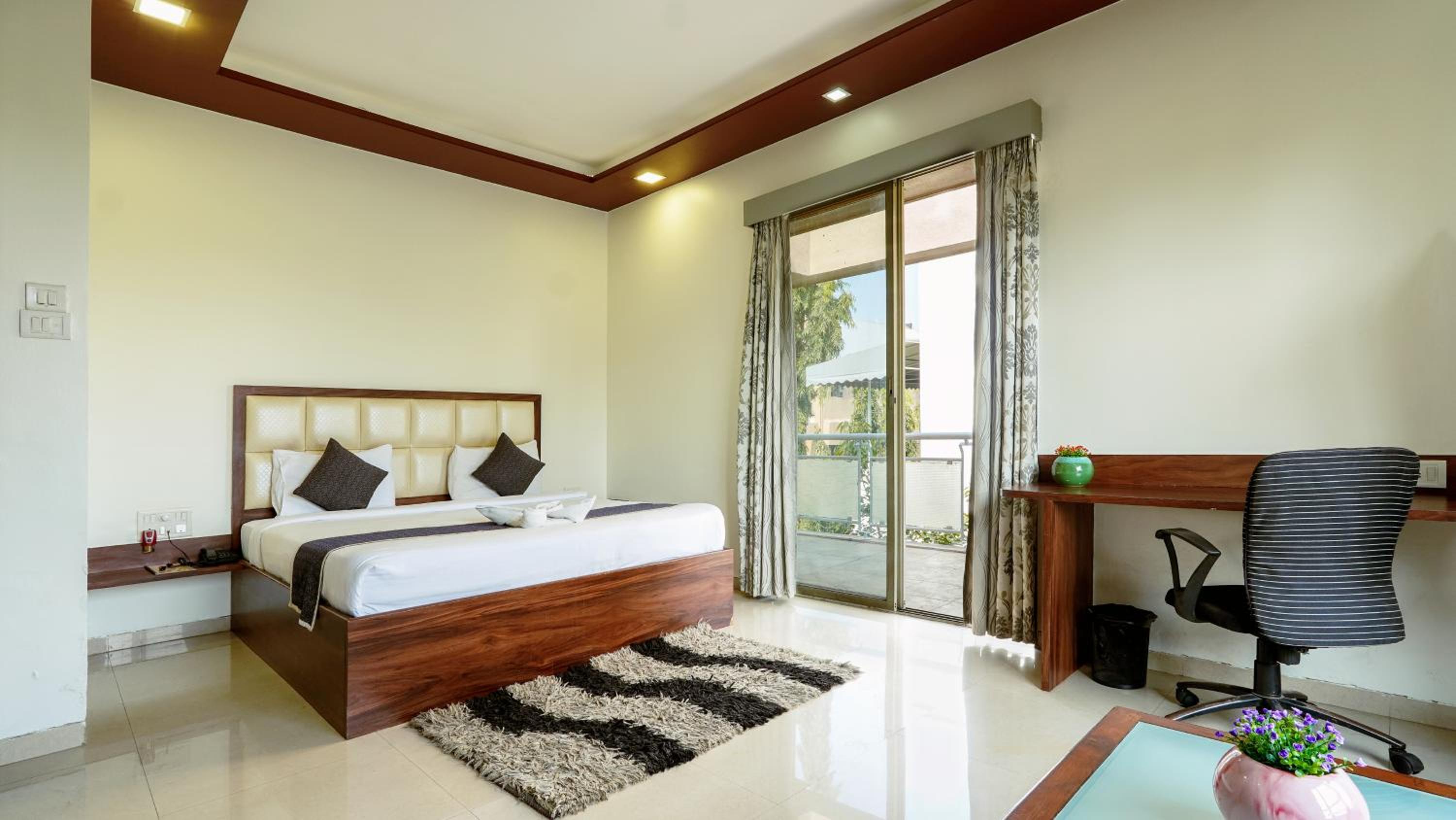 Deluxe Room with Balcony - Photo 4