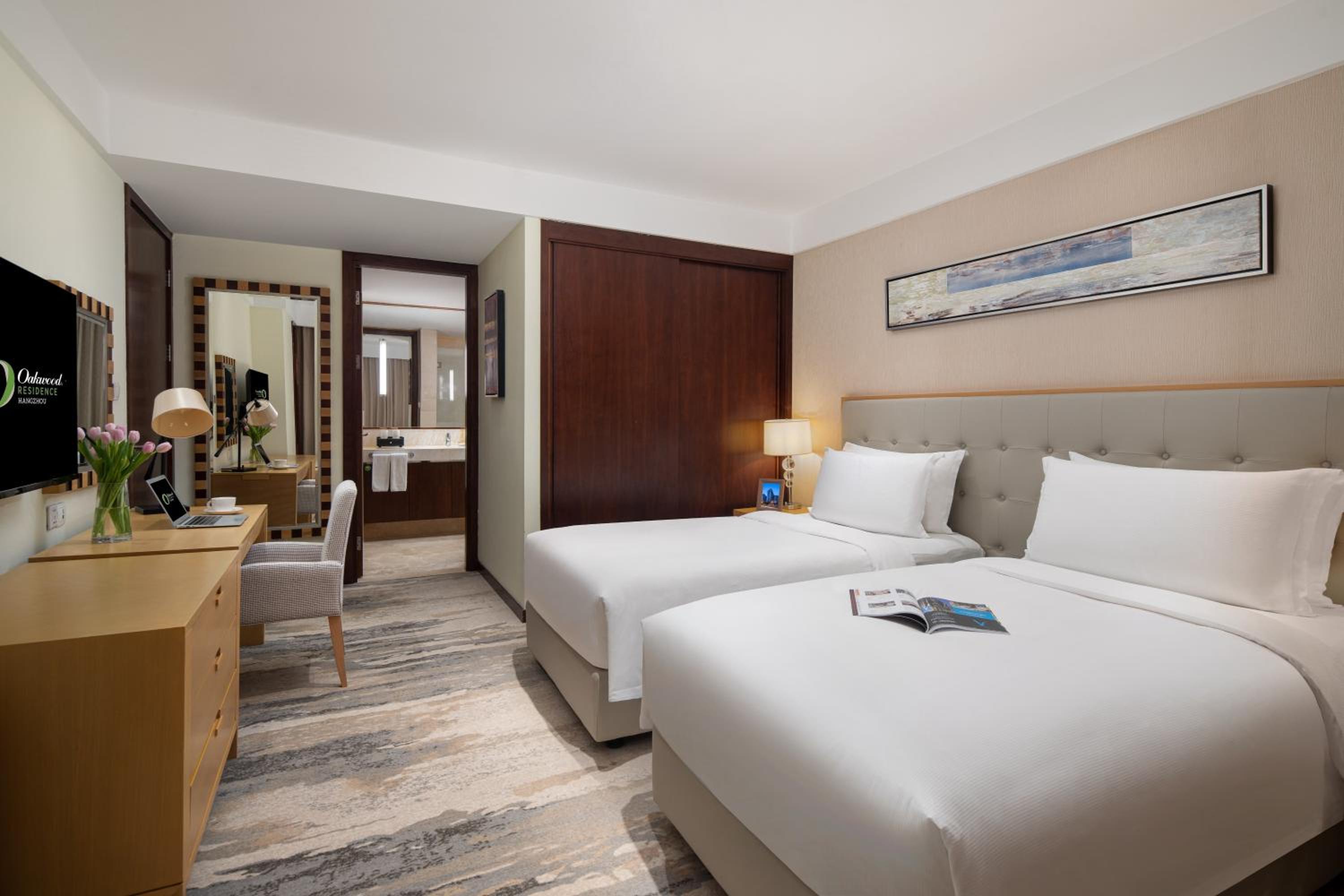 One Bedroom Executive Suite with Twin Beds photo 1