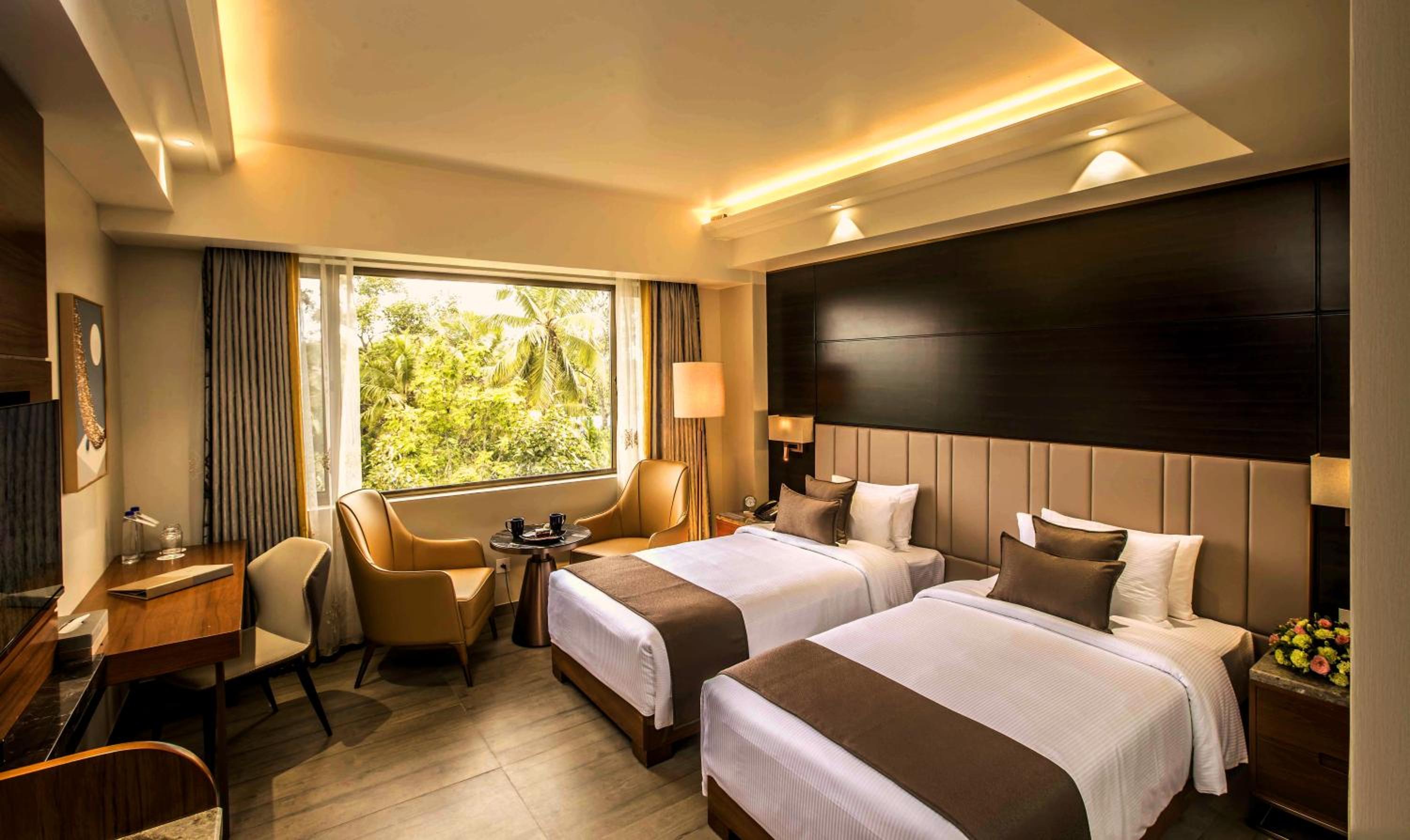 Deluxe Double Room (2 Adults + 1 Child) - Photo 1