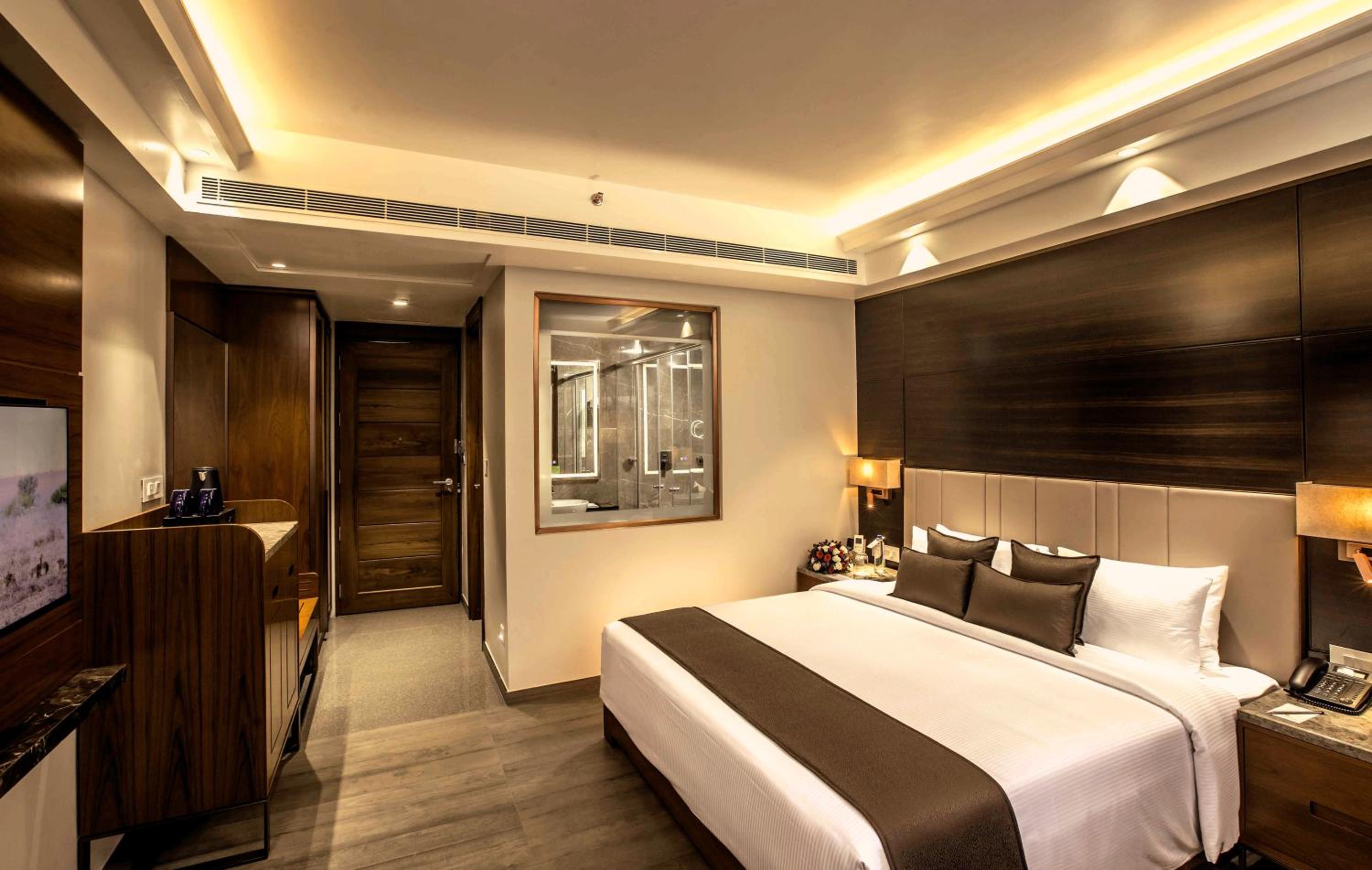Deluxe Double Room (2 Adults + 1 Child) - Photo 2