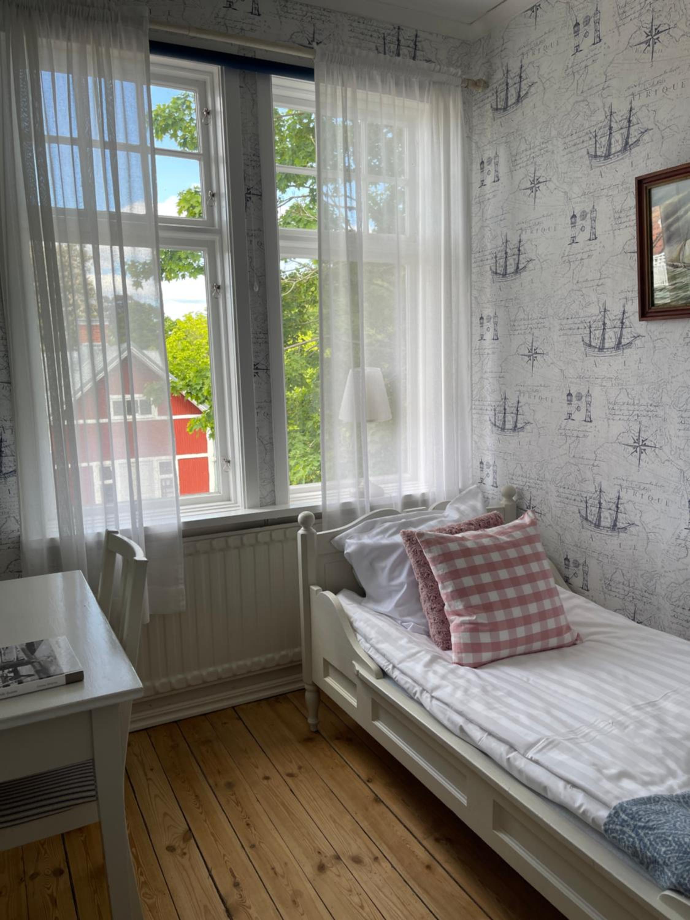 Single Room With Shared Shower And Toilet photo 1