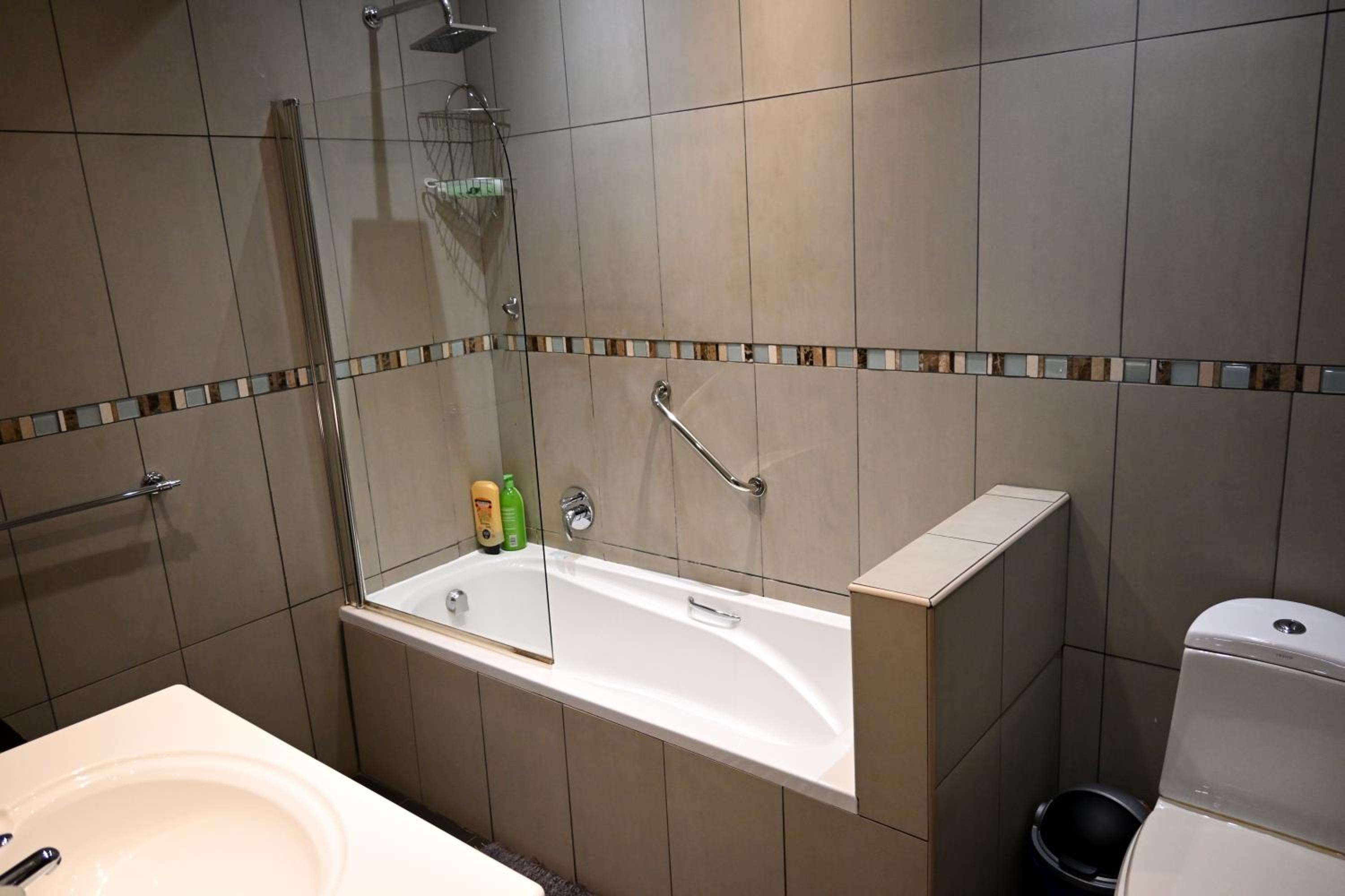 Double Room with Private Bathroom - Photo 6