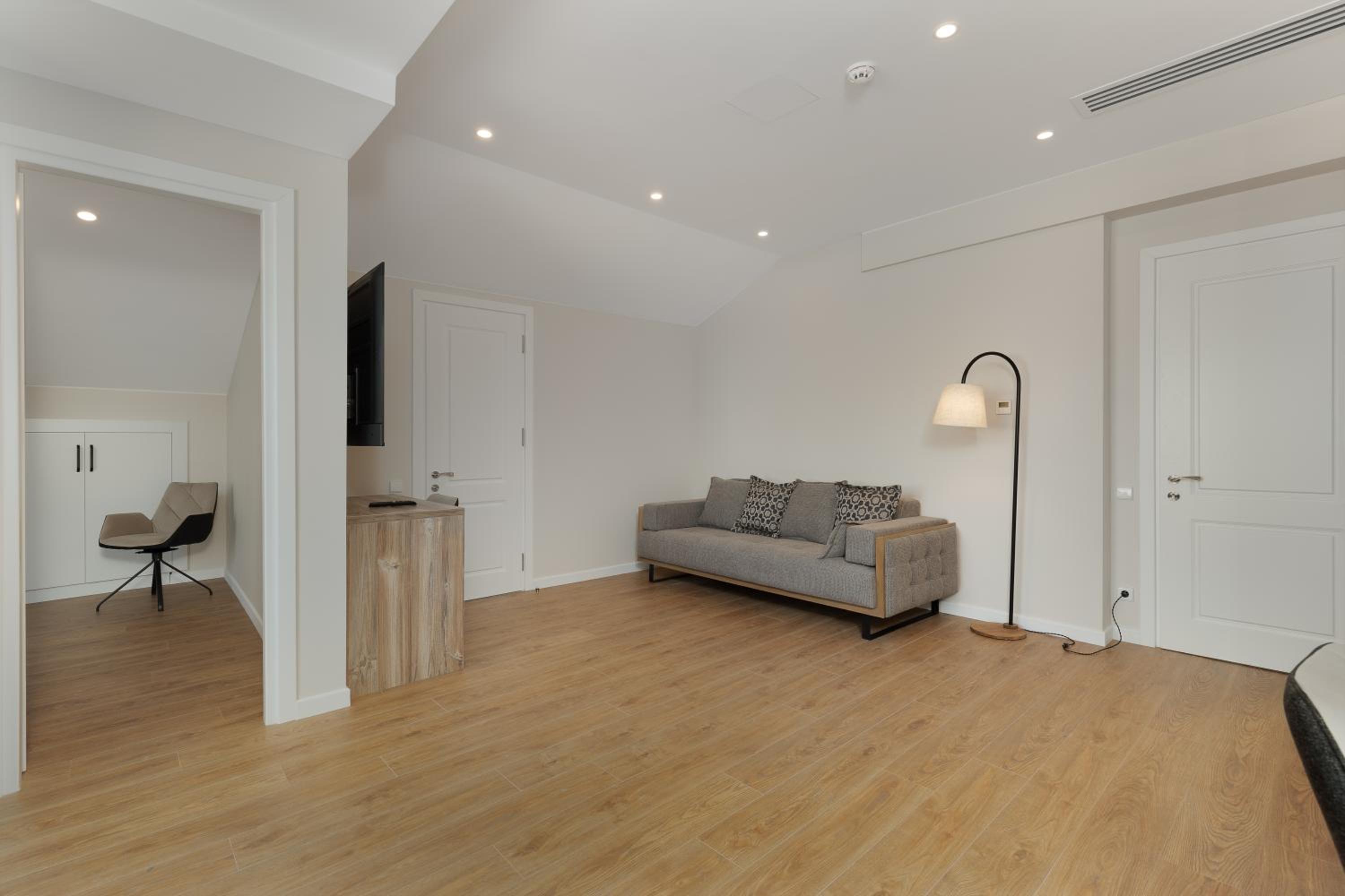 One-Bedroom Suite - Photo 15