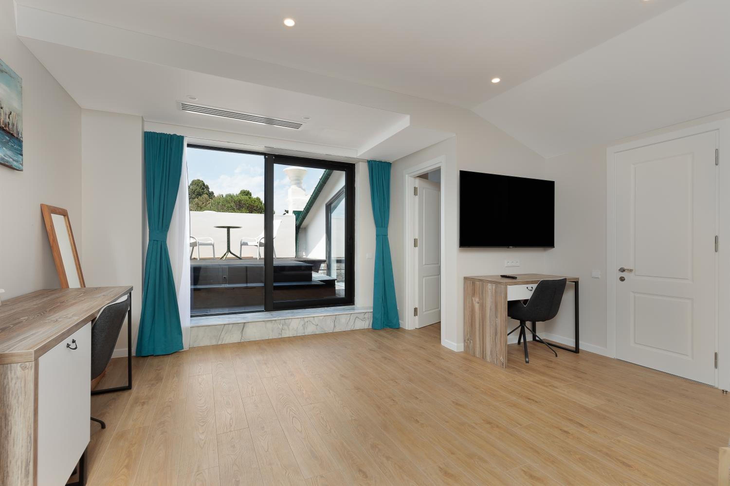 One-Bedroom Suite - Photo 4