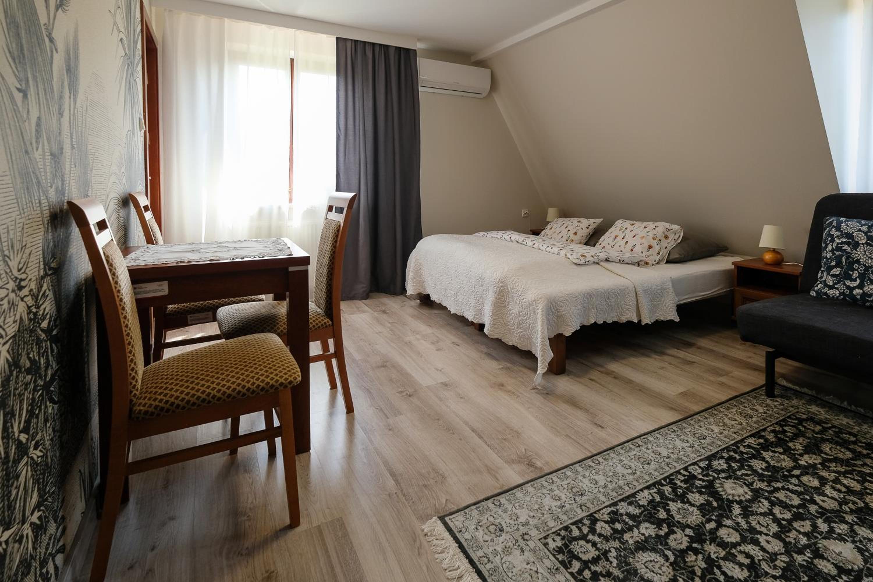 Quadruple Room with Private Bathroom photo 3