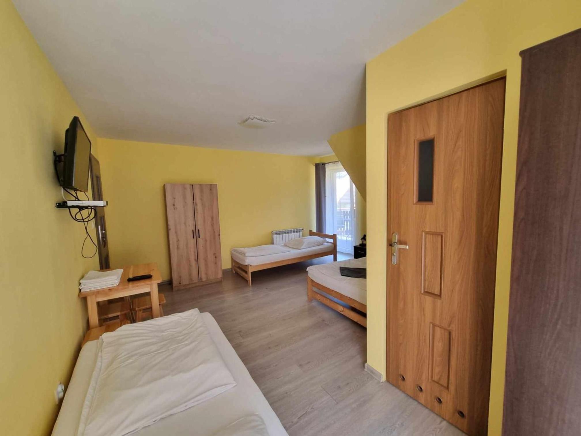Quadruple Room with Private Bathroom photo 3
