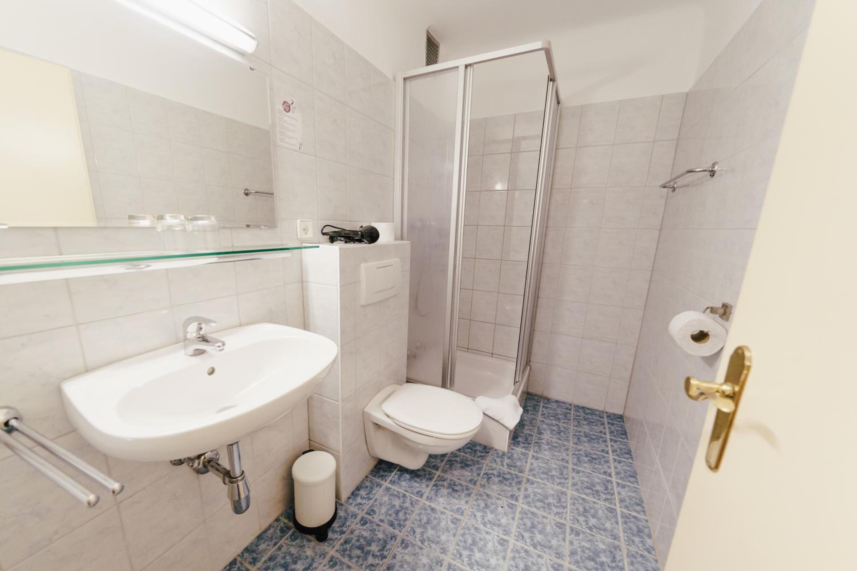 Double Room With Bath photo 2