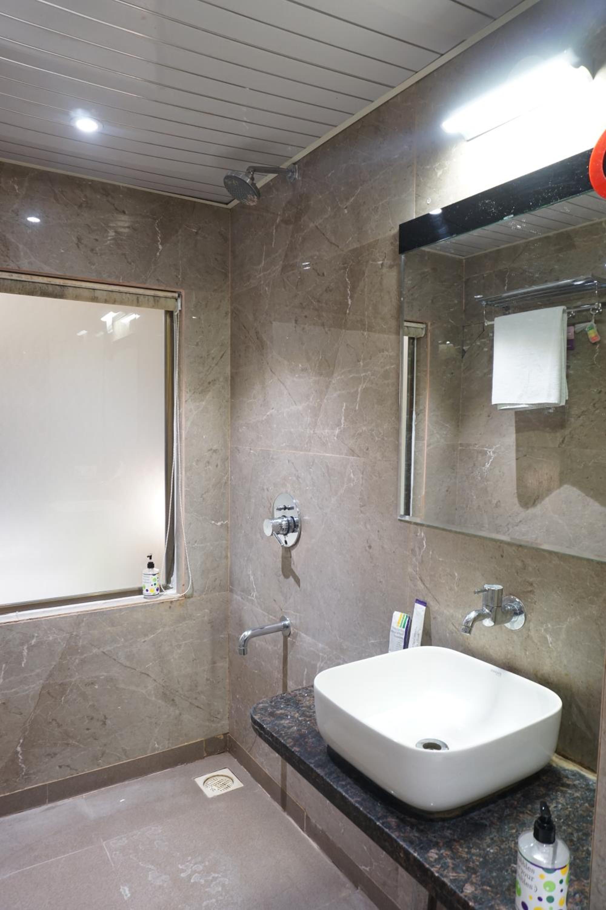 Standard Double Room - Photo 10