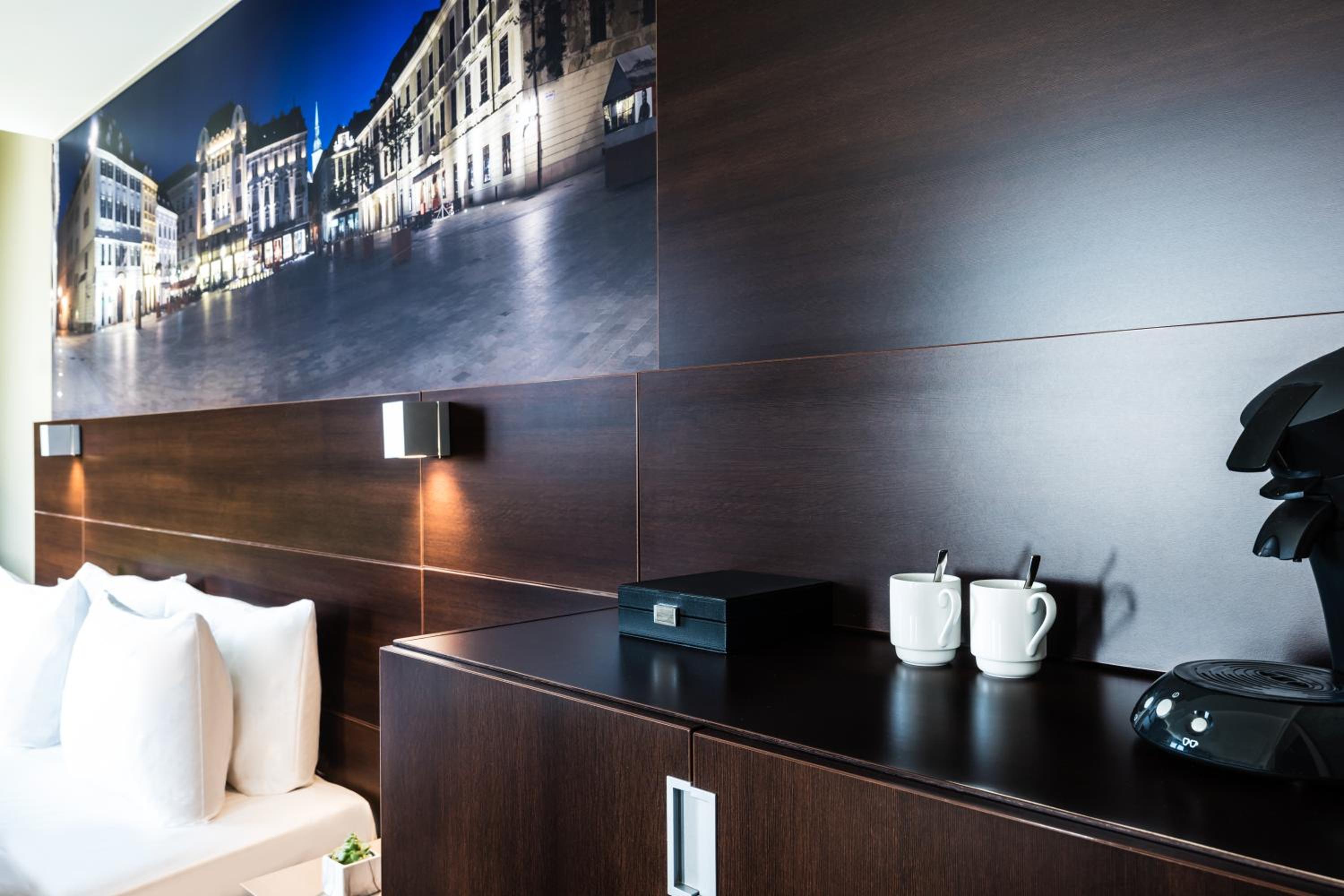 Deluxe King Room with City View photo 3