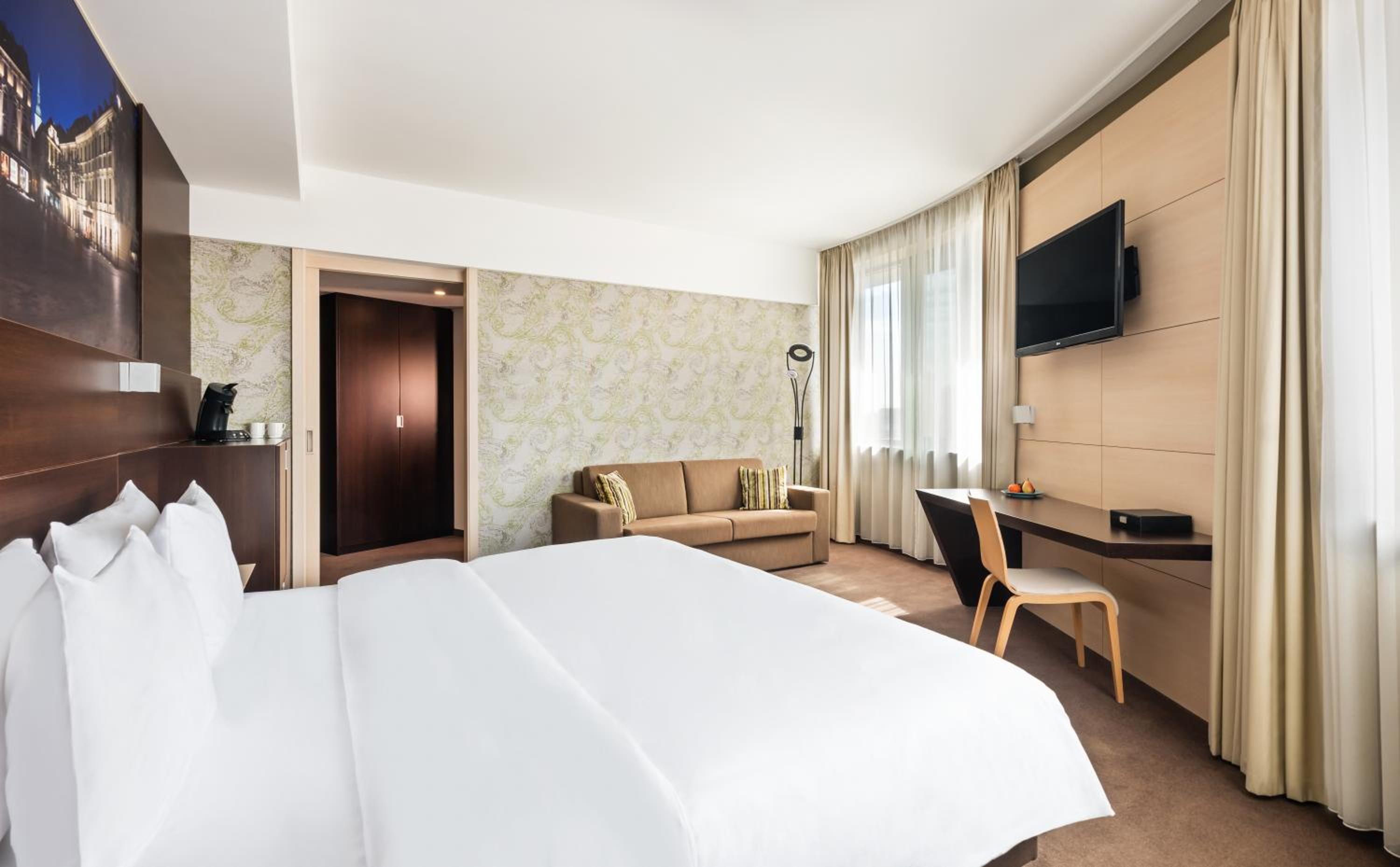 Deluxe King Room with City View photo 2