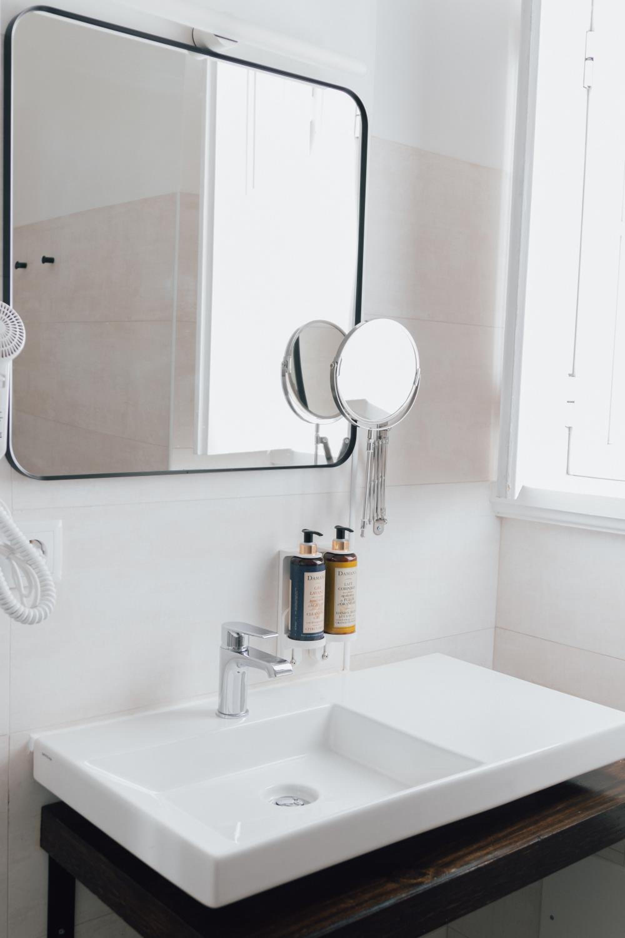 Double or Twin Room with Private Bathroom photo 2