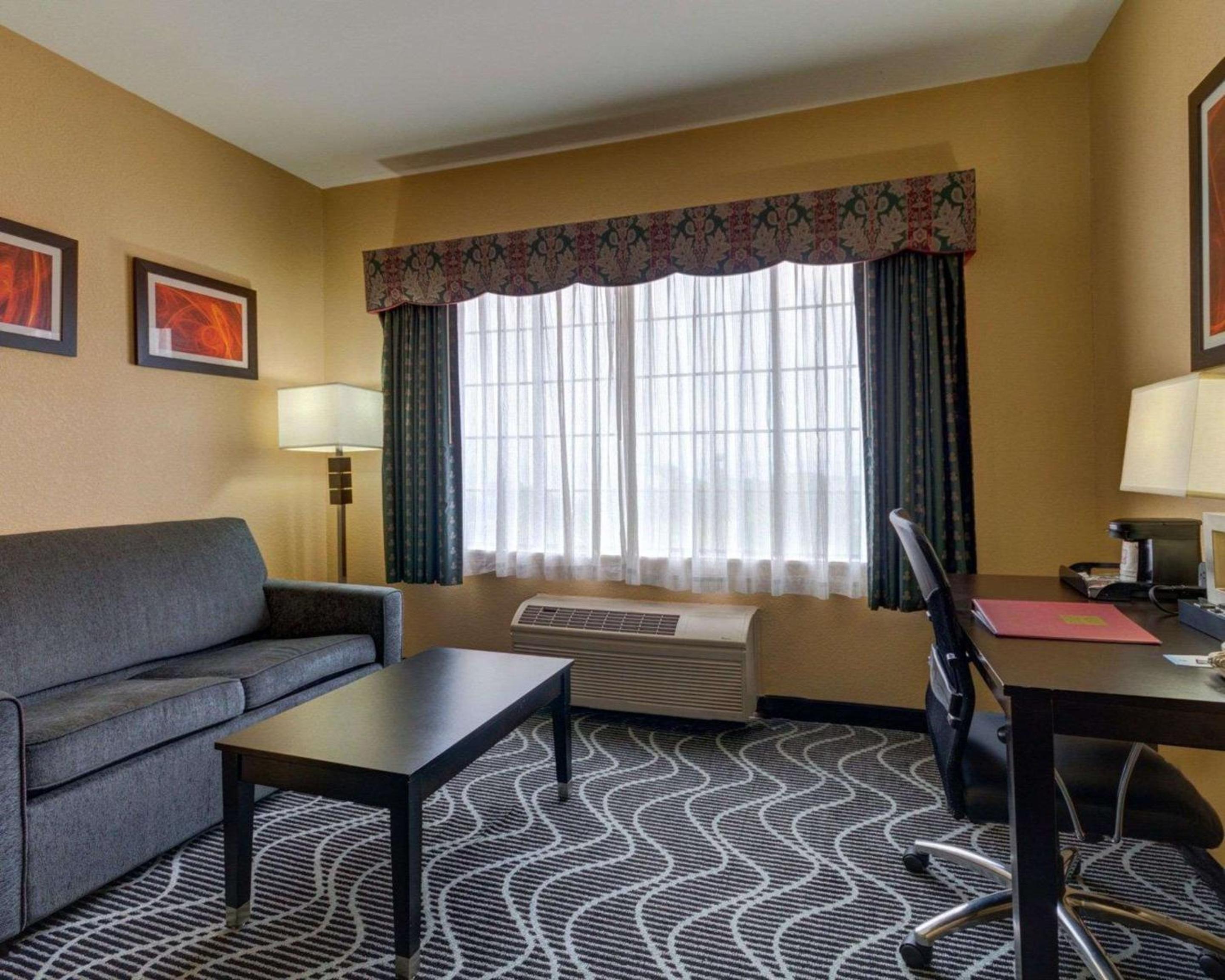 Double Suite With Two Double Beds - Non-Smoking photo 1