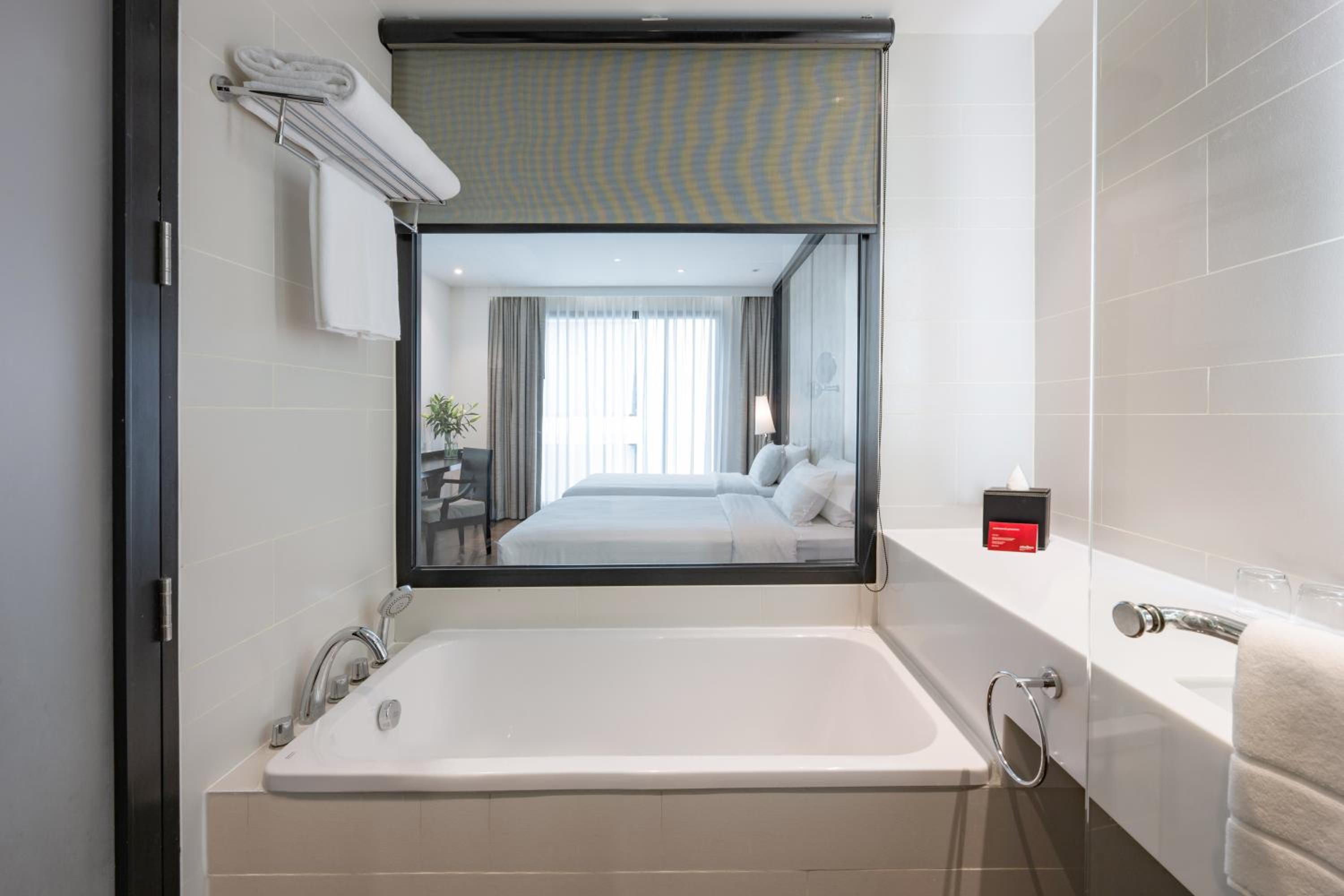 Deluxe Twin Room thumbnail 5