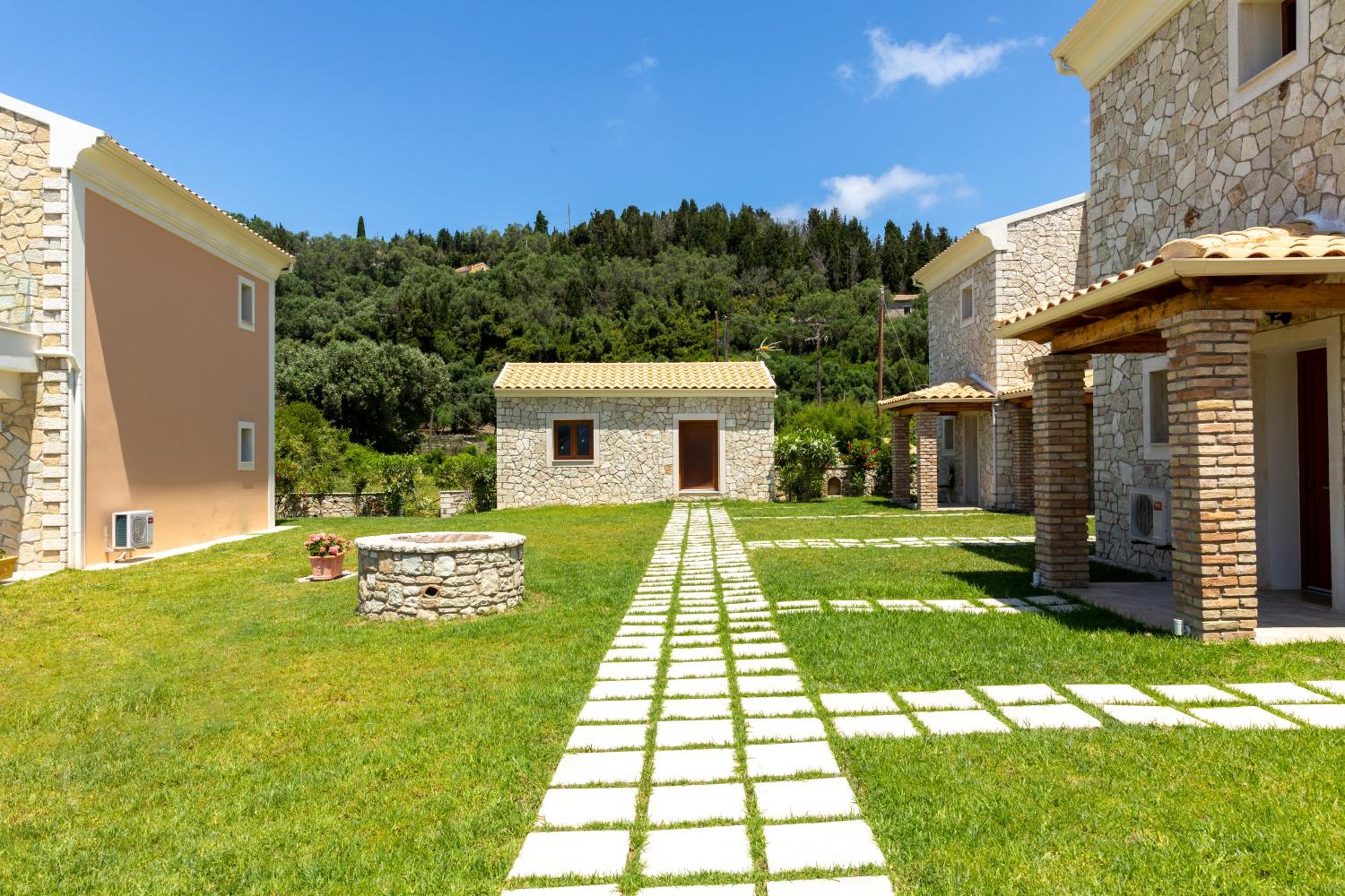 Erikousa Palace, Billede 33