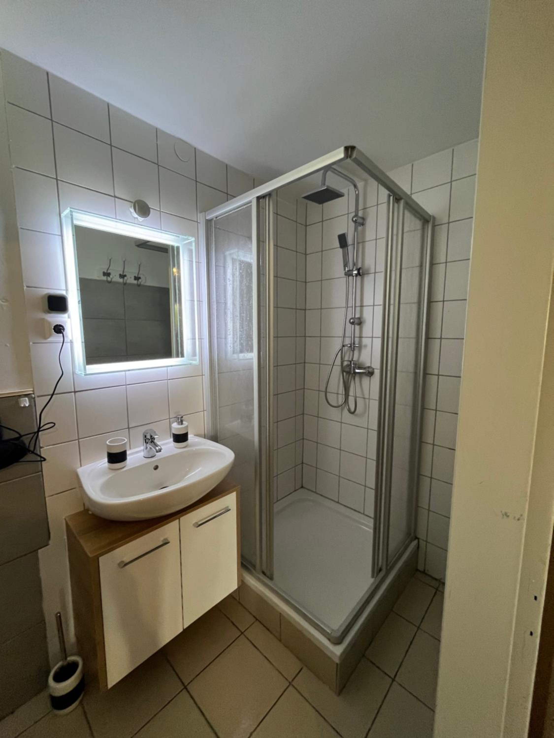 Single Room with Bathroom photo 2