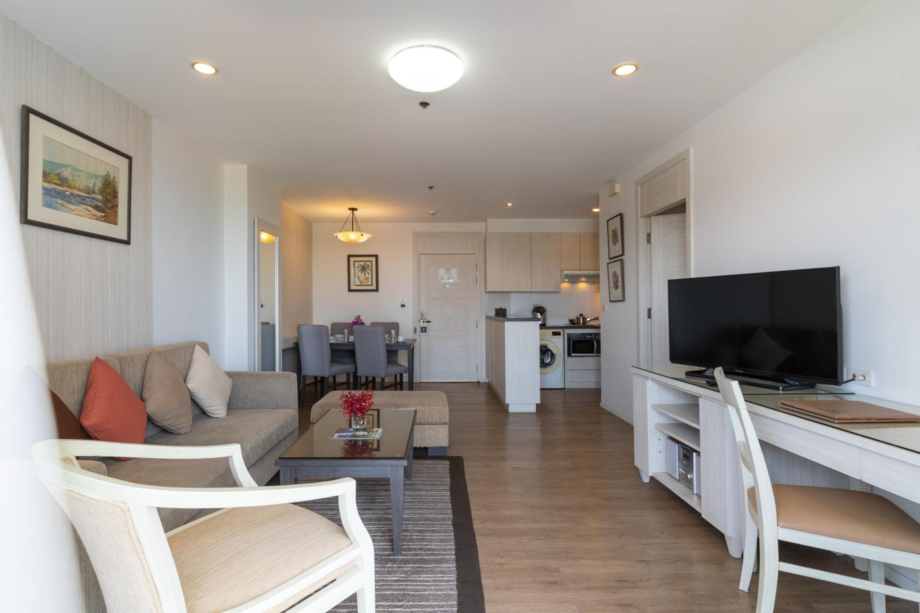 One-Bedroom Apartment photo 1