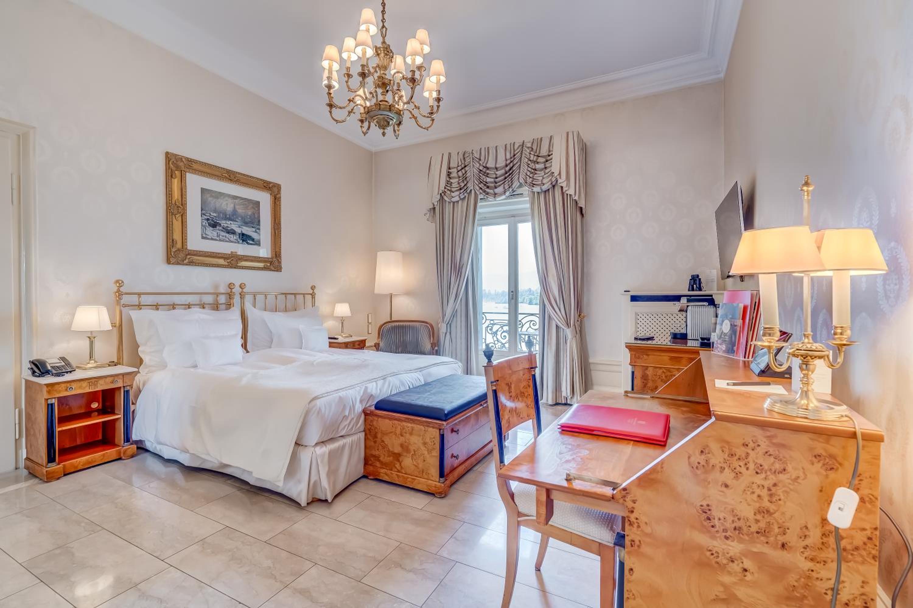 Deluxe Room With Lake View - Photo 16
