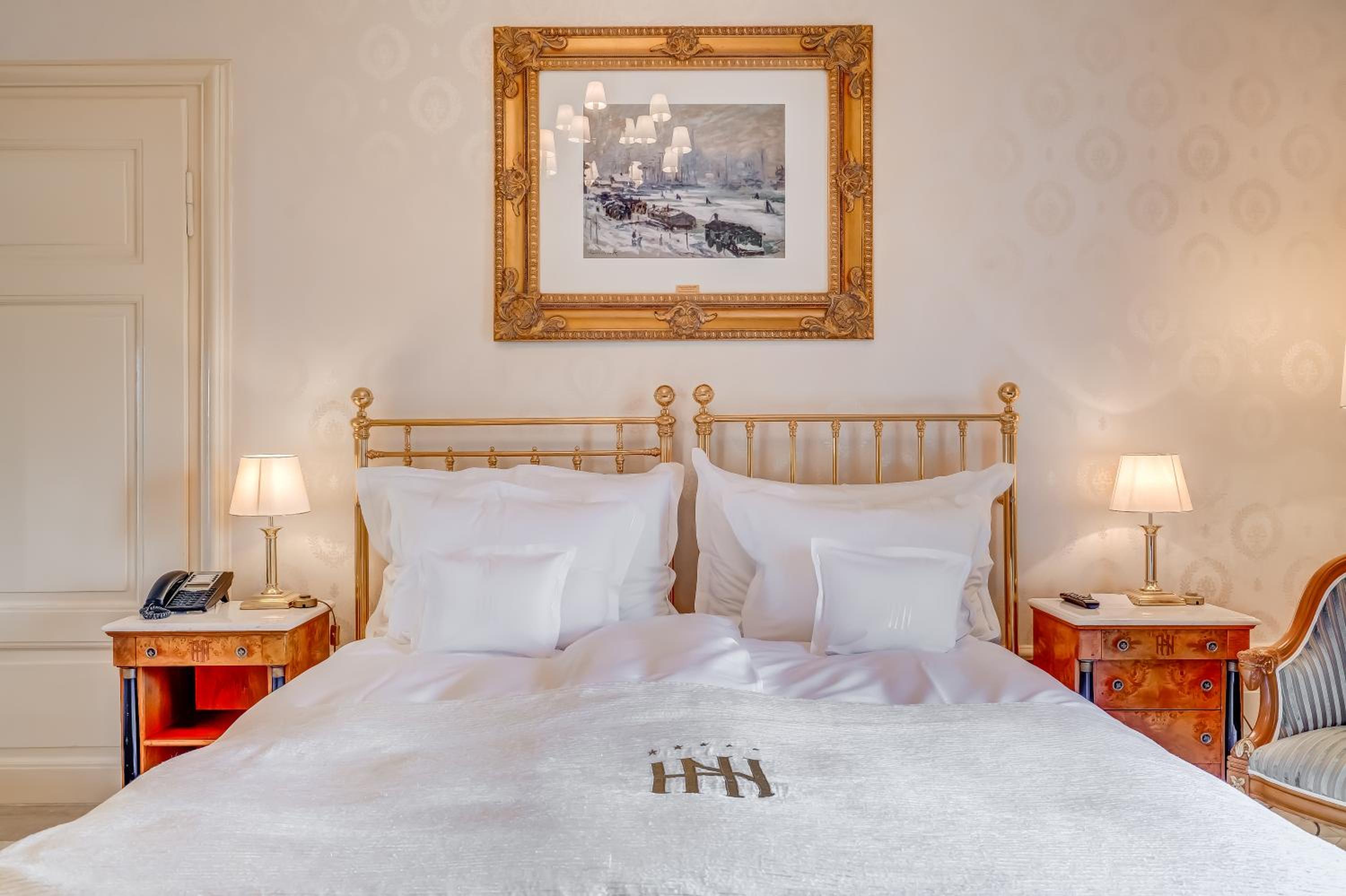 Junior Suite With Lake View - Photo 13