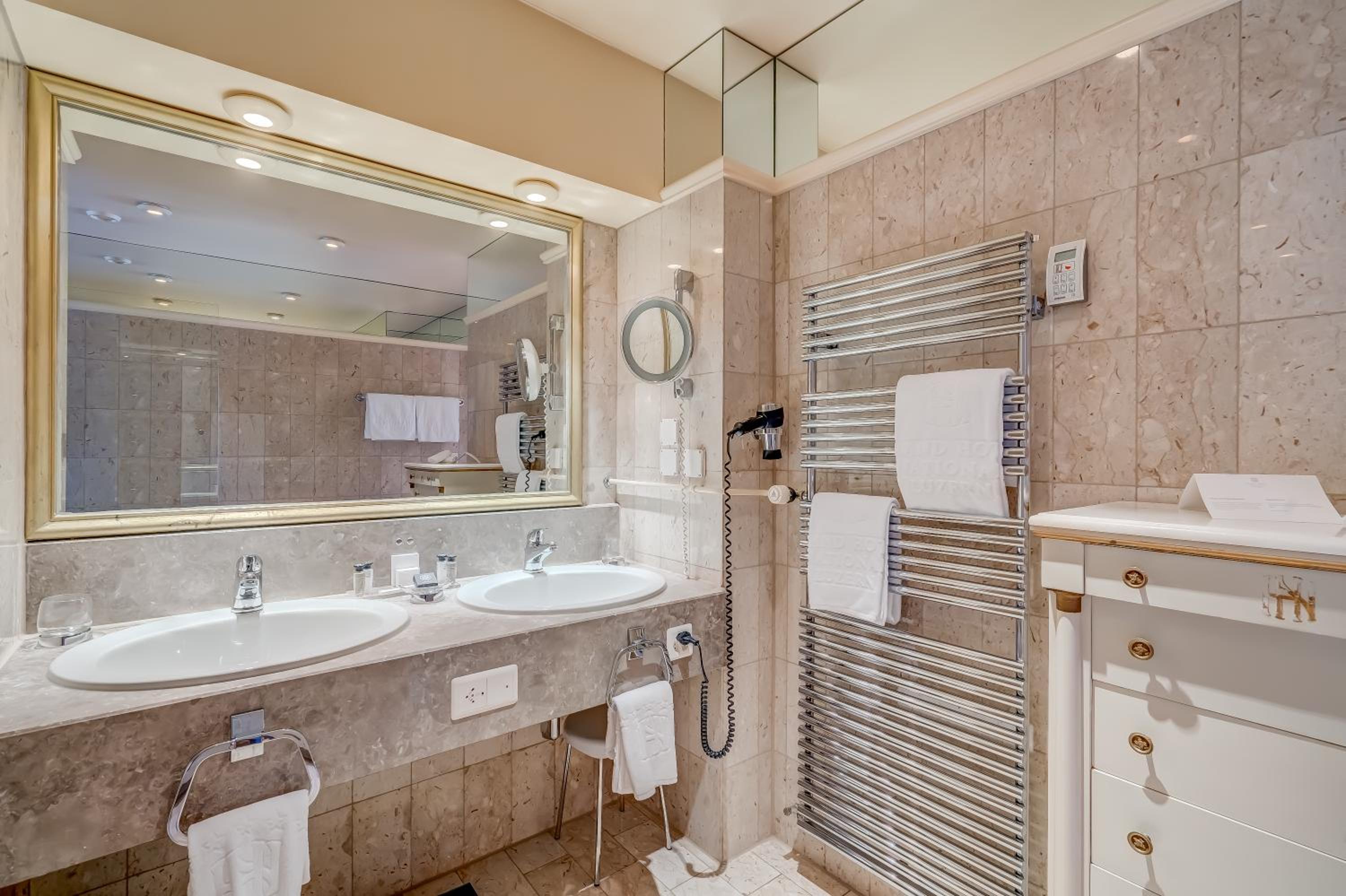 Junior Suite With Lake View - Photo 15