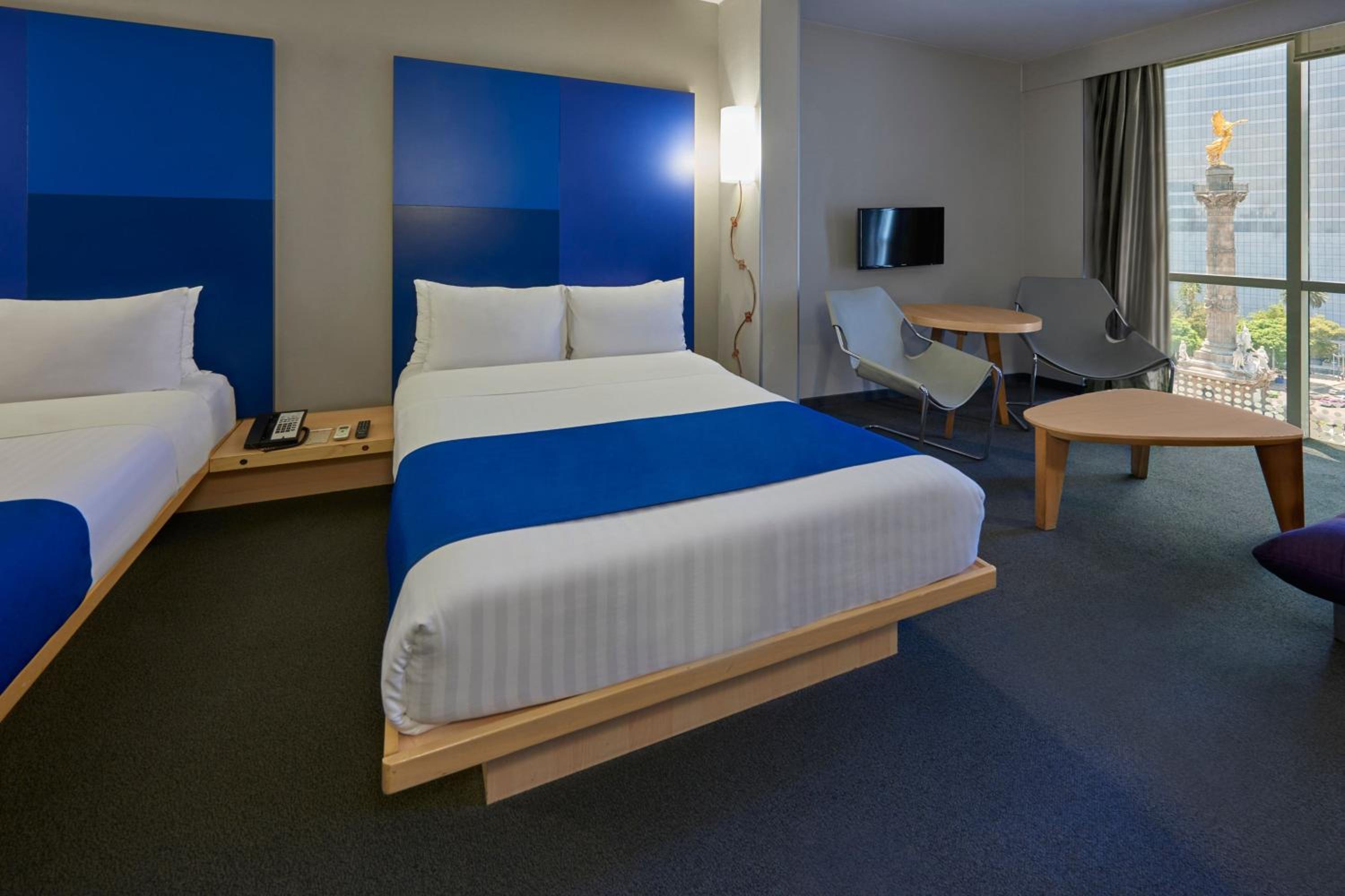 Superior Double Room with Two Double Beds and Sofa Bed - Photo 3