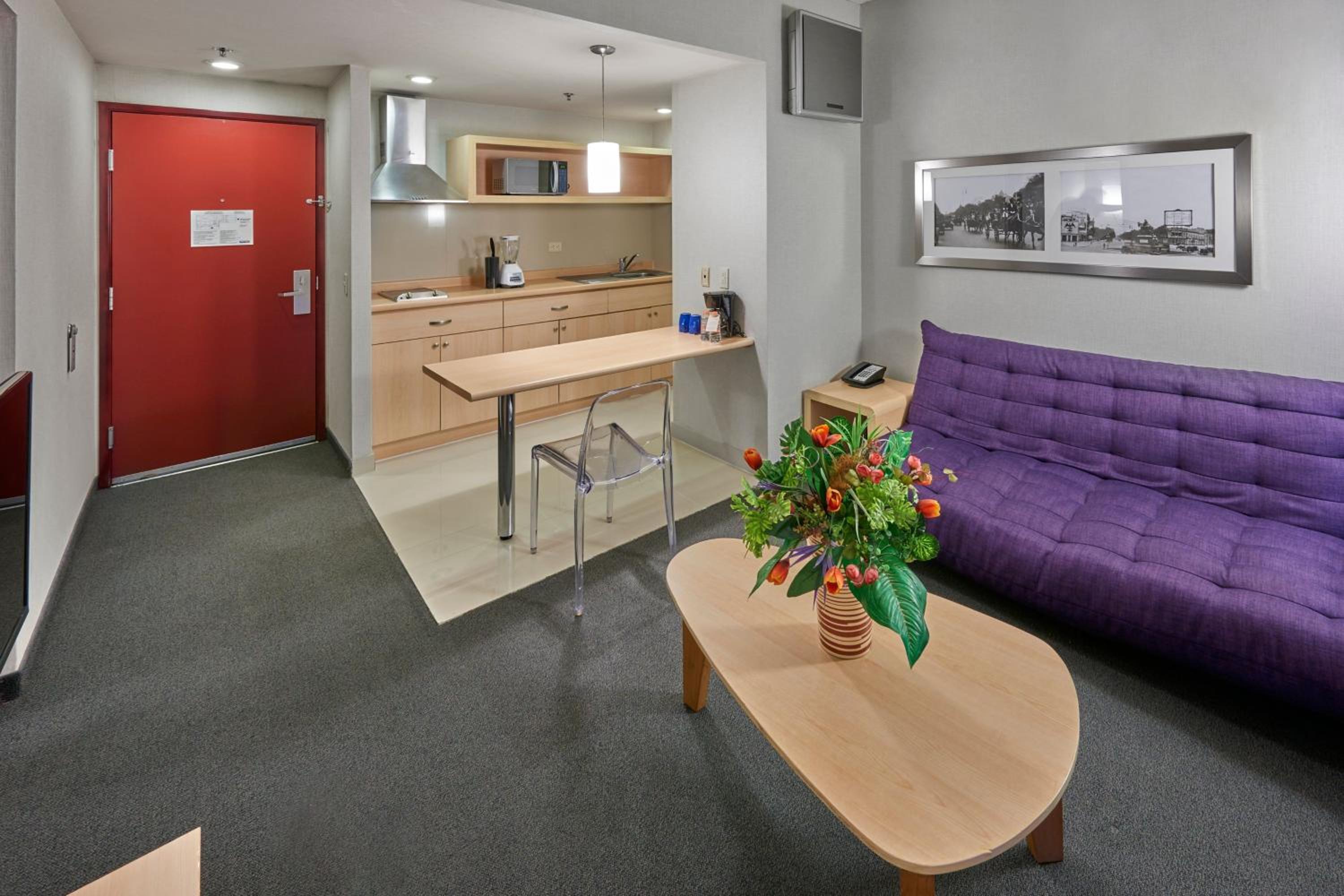 Junior Queen Suite with Sofa Bed - Photo 5