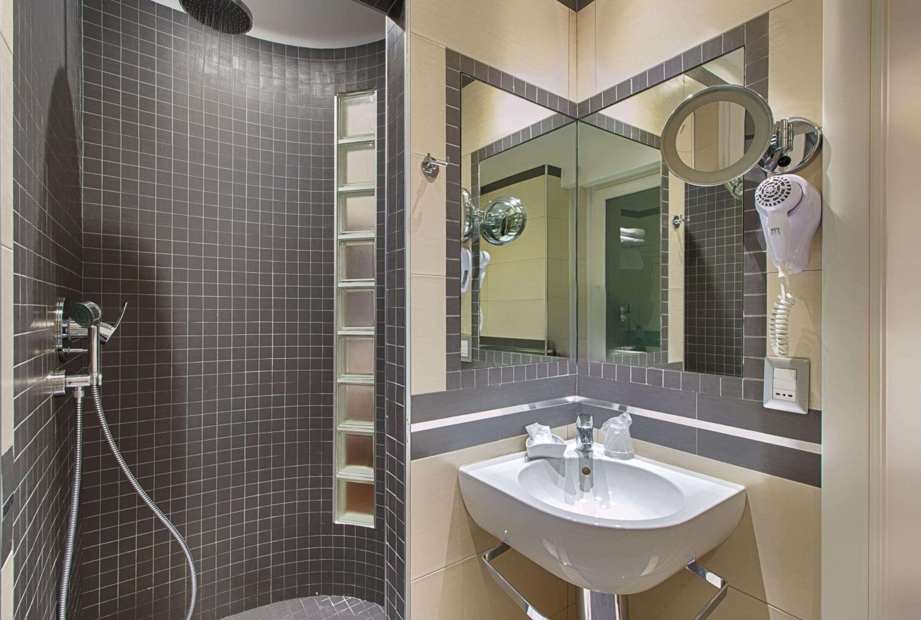 Junior Suite with Balcony thumbnail 5