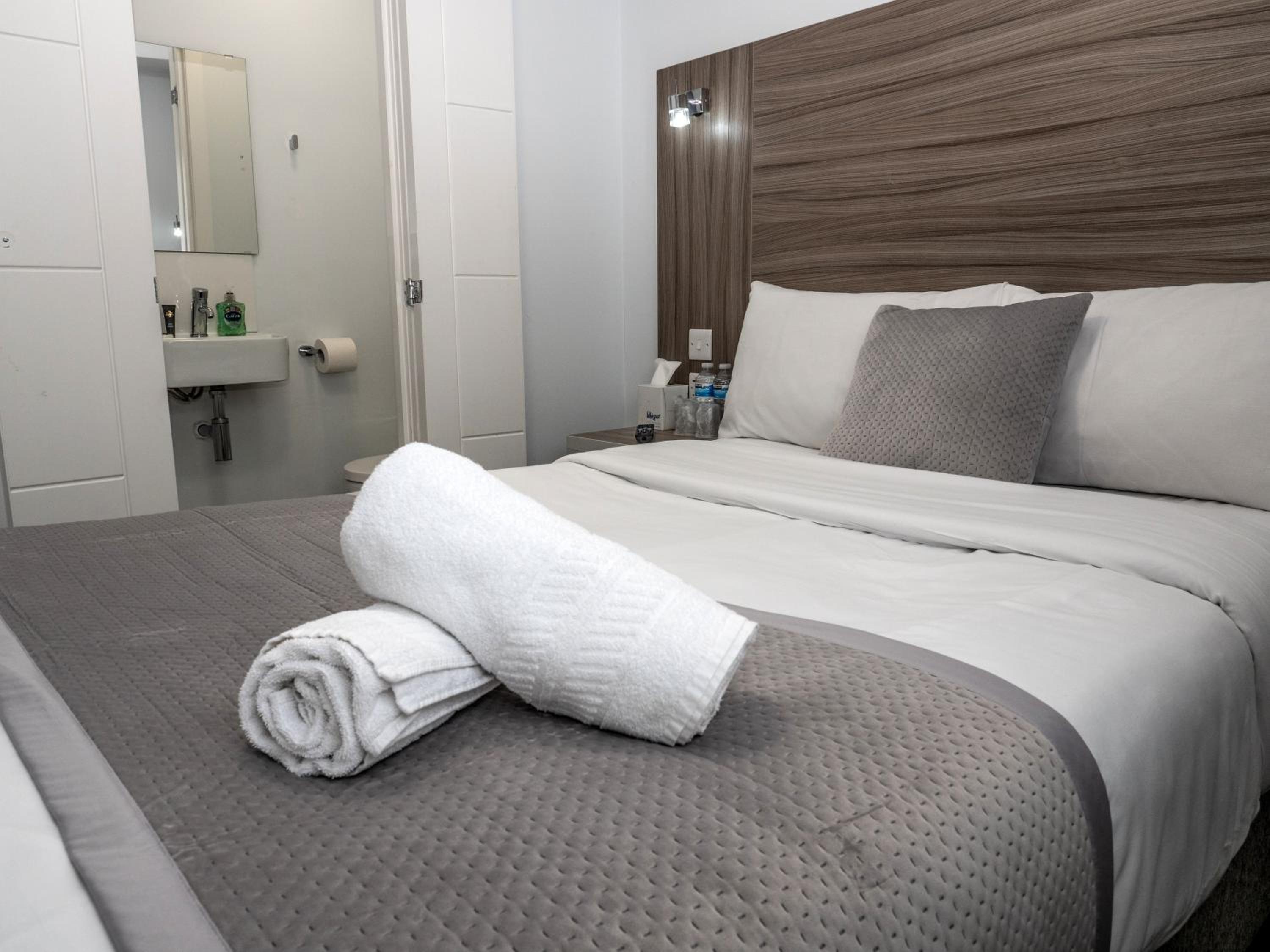 Small Double Room - No Shower photo 1