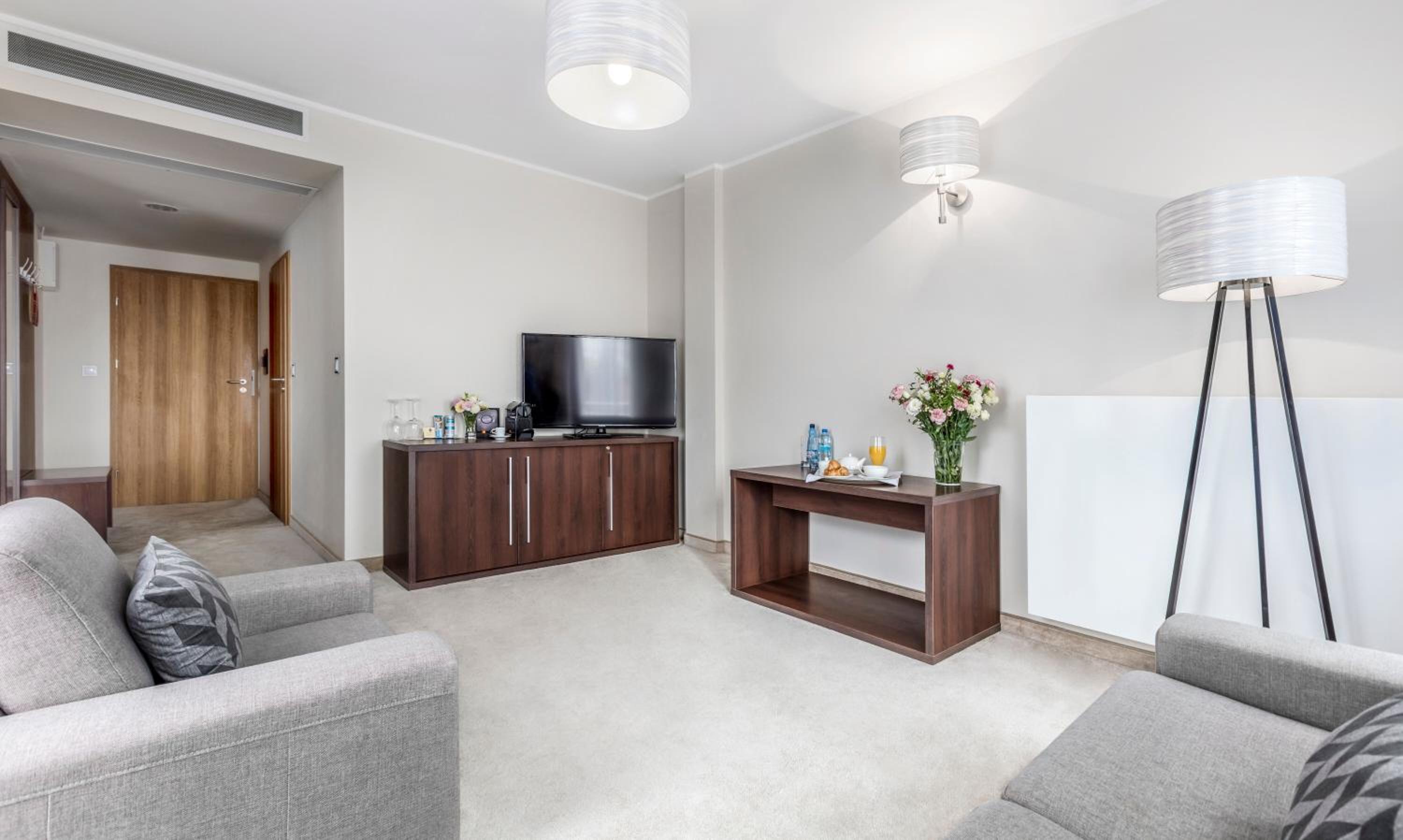 Standard Queen Suite with Sofa photo 3