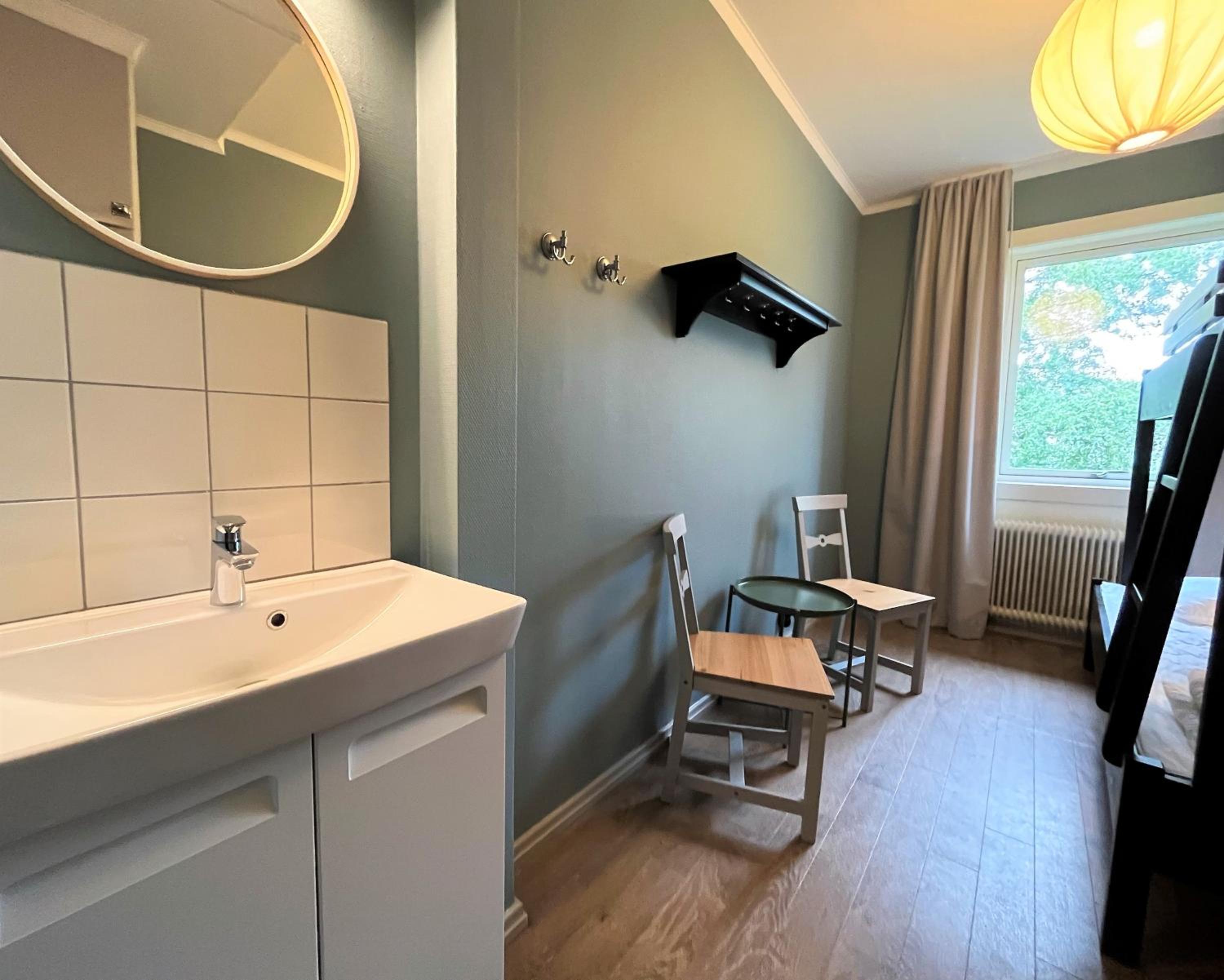 Budget Twin Room with Shared Bathroom photo 2