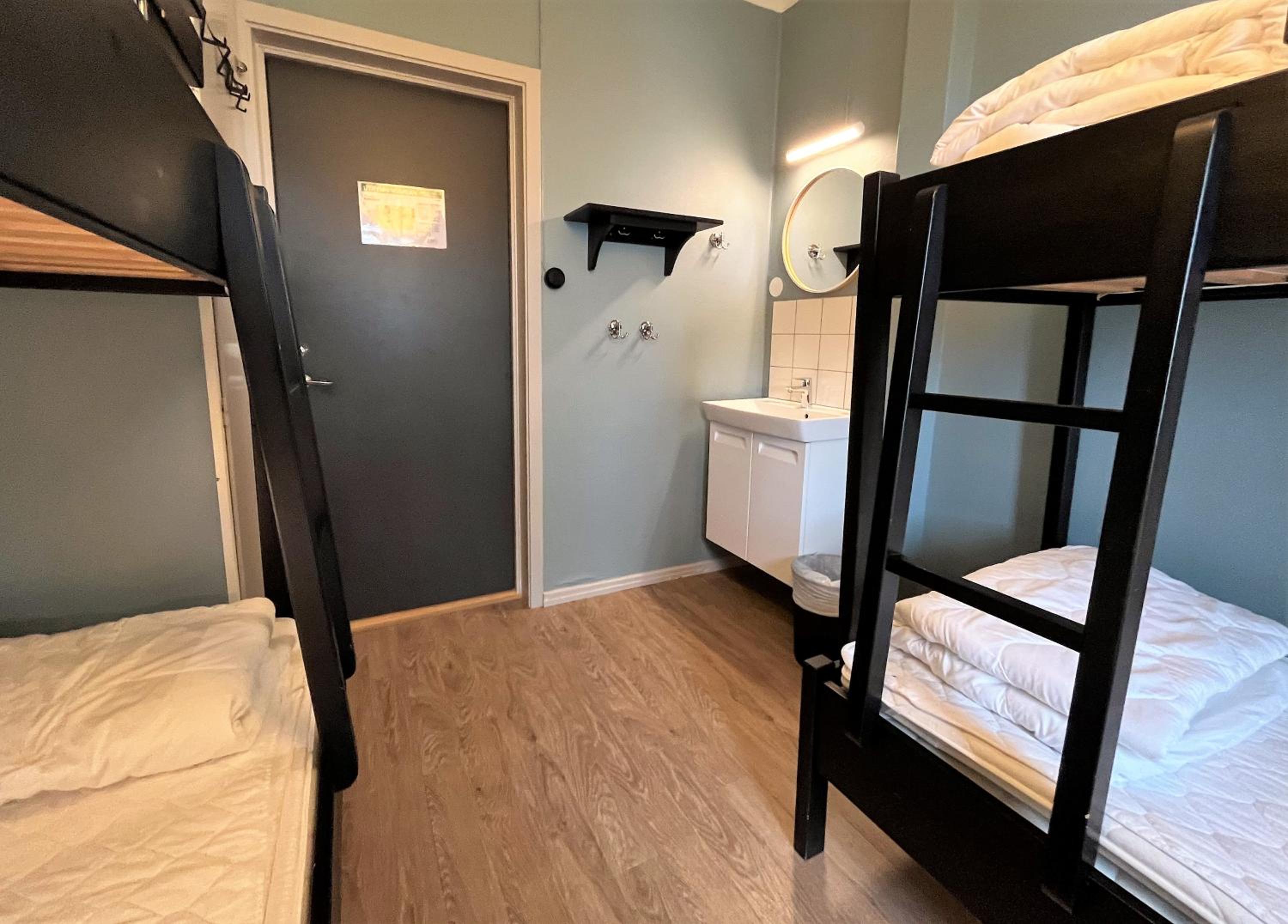 Budget Quadruple Room with Shared Bathroom photo 2