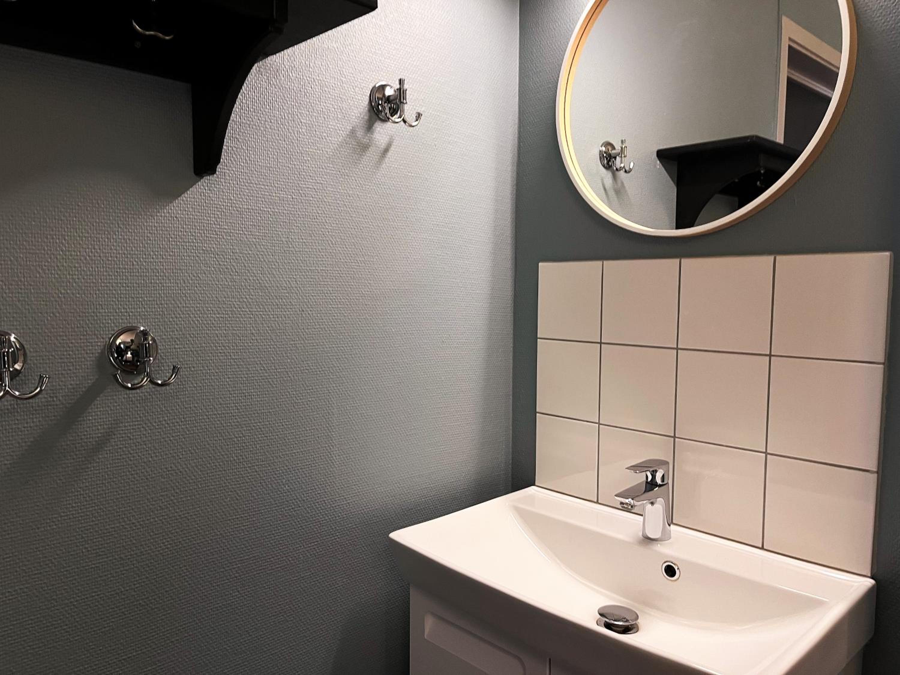 Budget Quadruple Room with Shared Bathroom photo 3