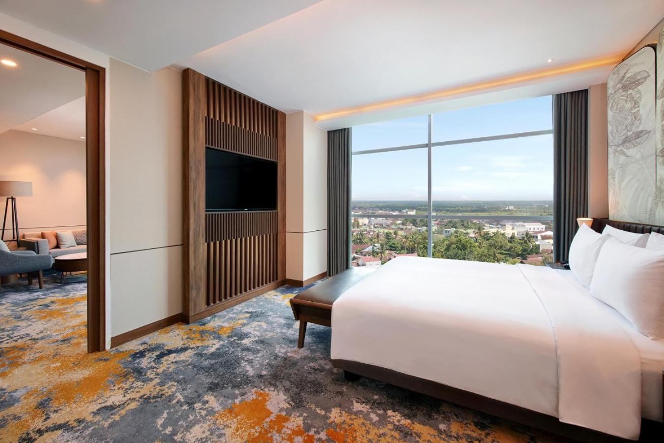 Executive Suite - Photo 2