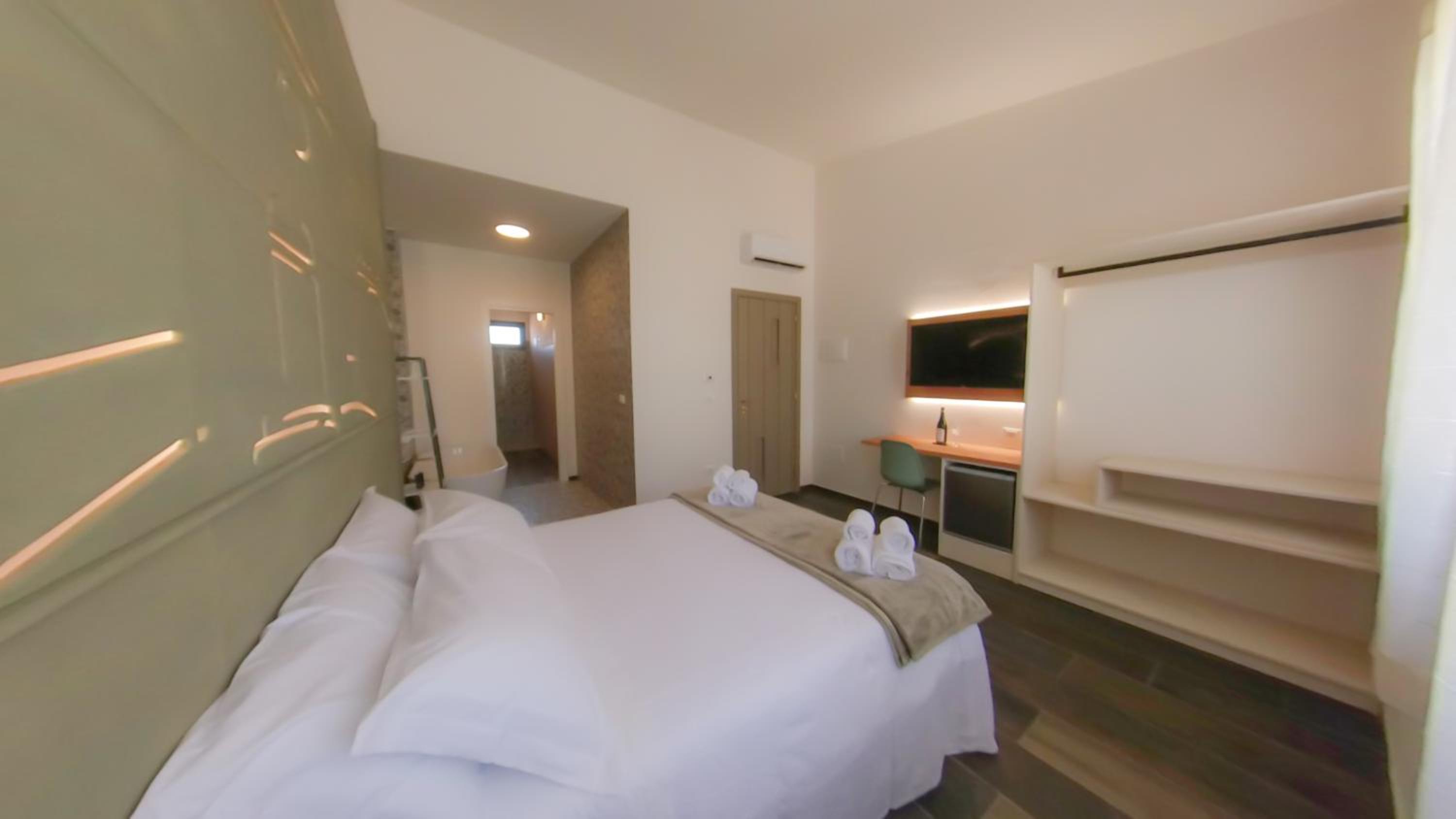 Standard King Room photo 1