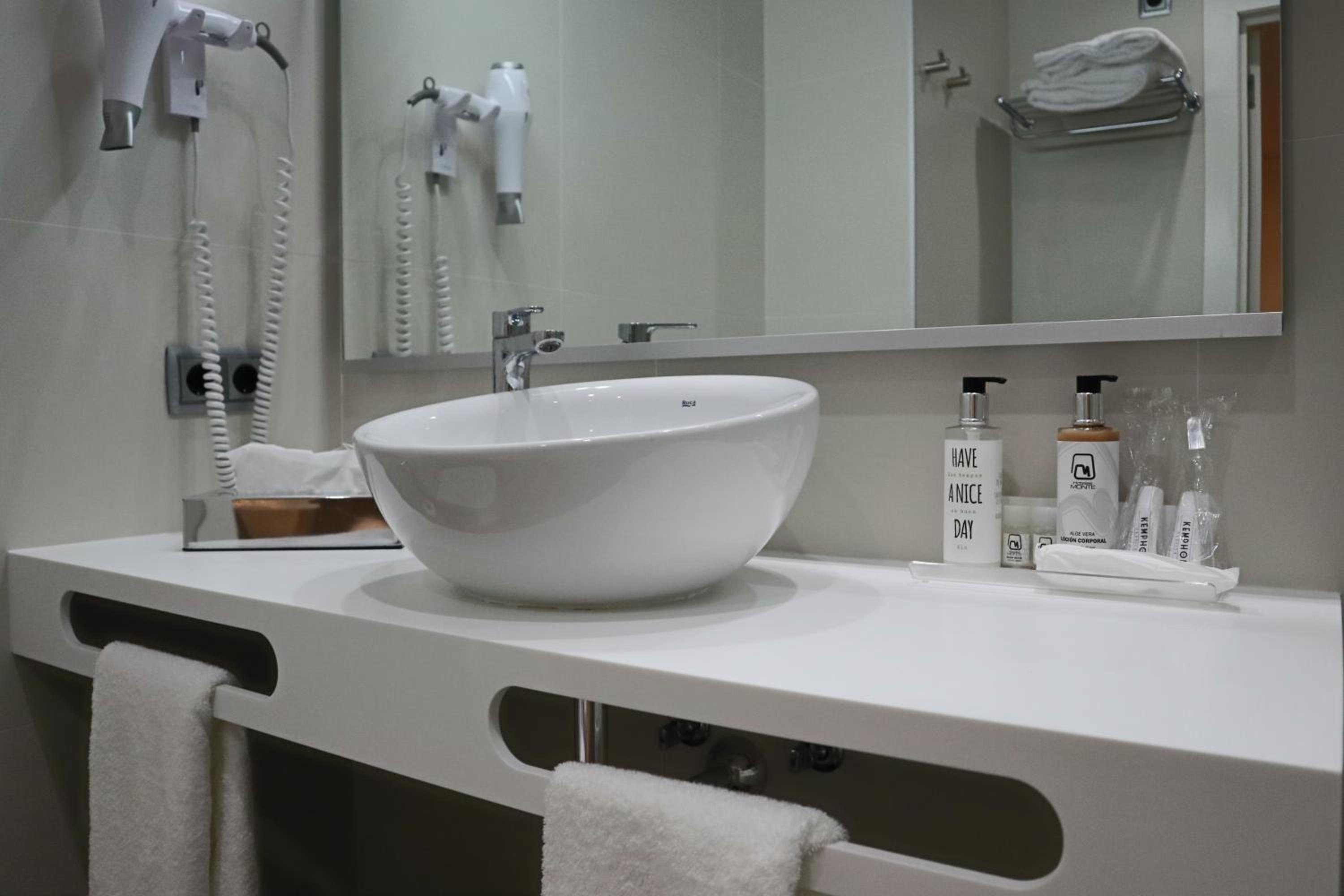 Double or Twin Room - Photo 6
